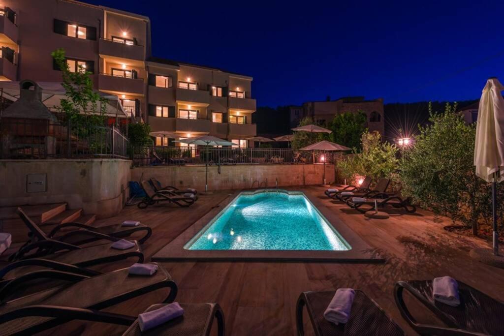 SeaEsta apartment Pool and Beach view 3