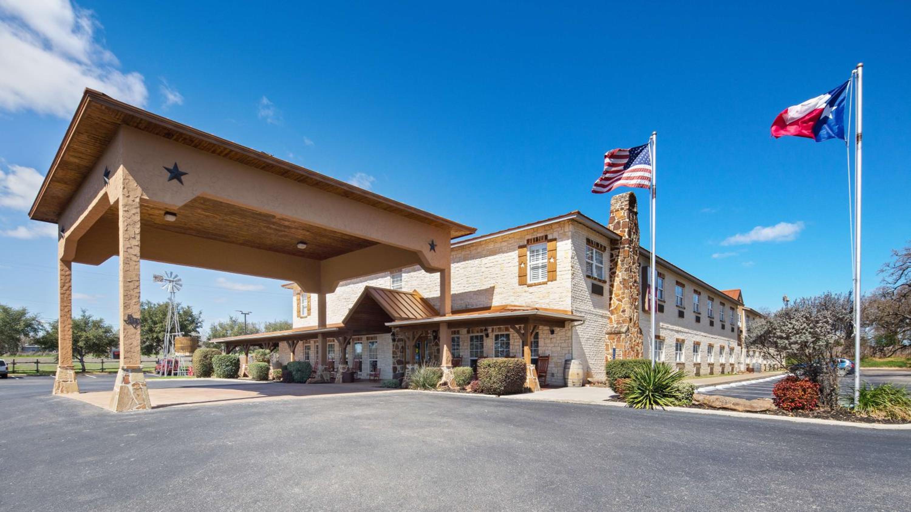 Hotel Best Western Plus Fredericksburg - Image 1