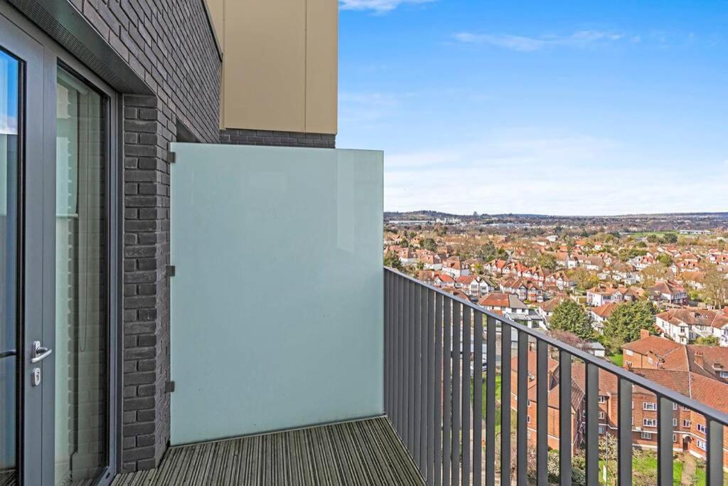 Hotel One Bedroom Modern Apartment Next to Wembley Stadium! - Image 1