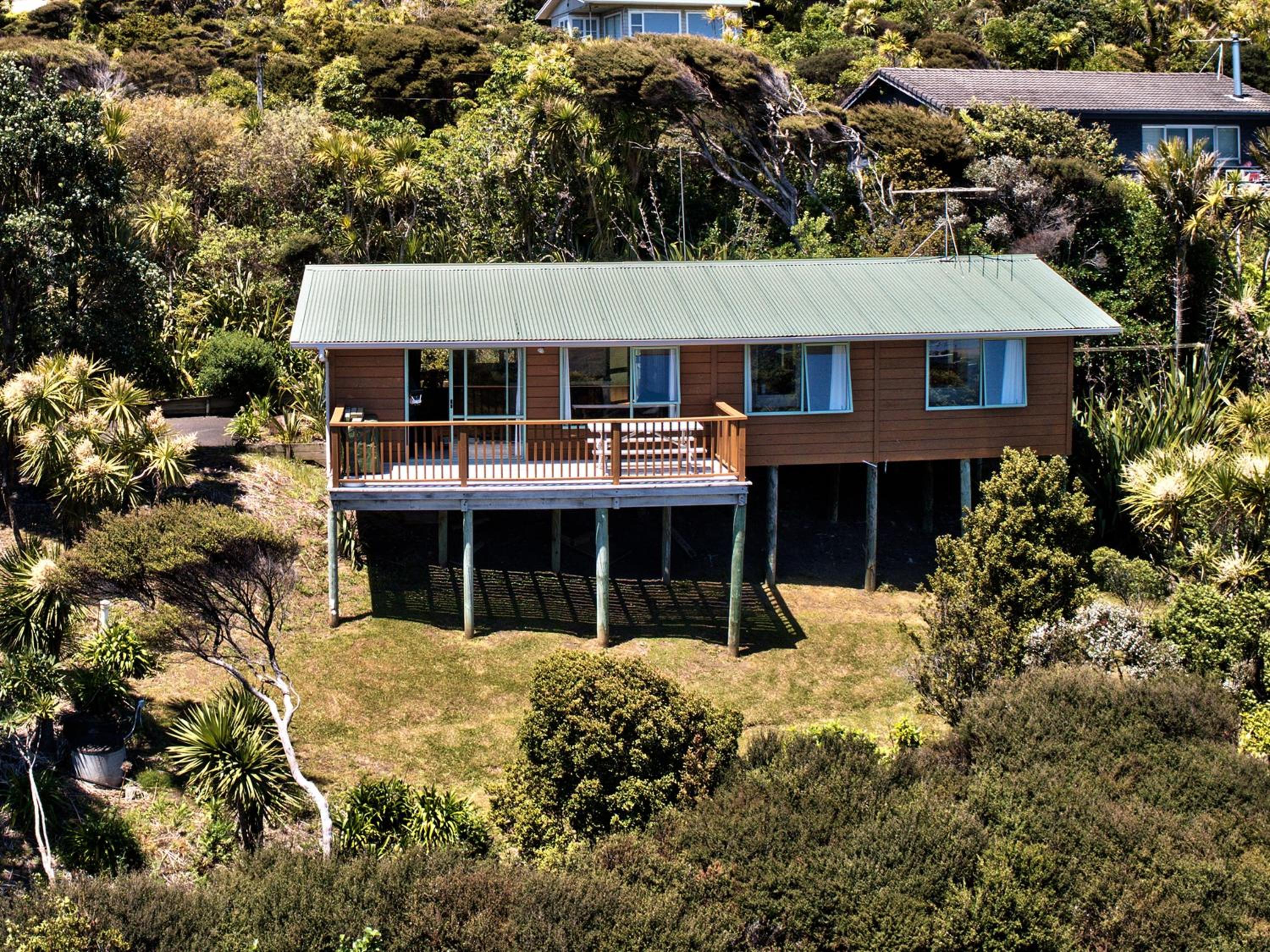 Seaview, Sun and Surf - Piha Holiday Home view 2