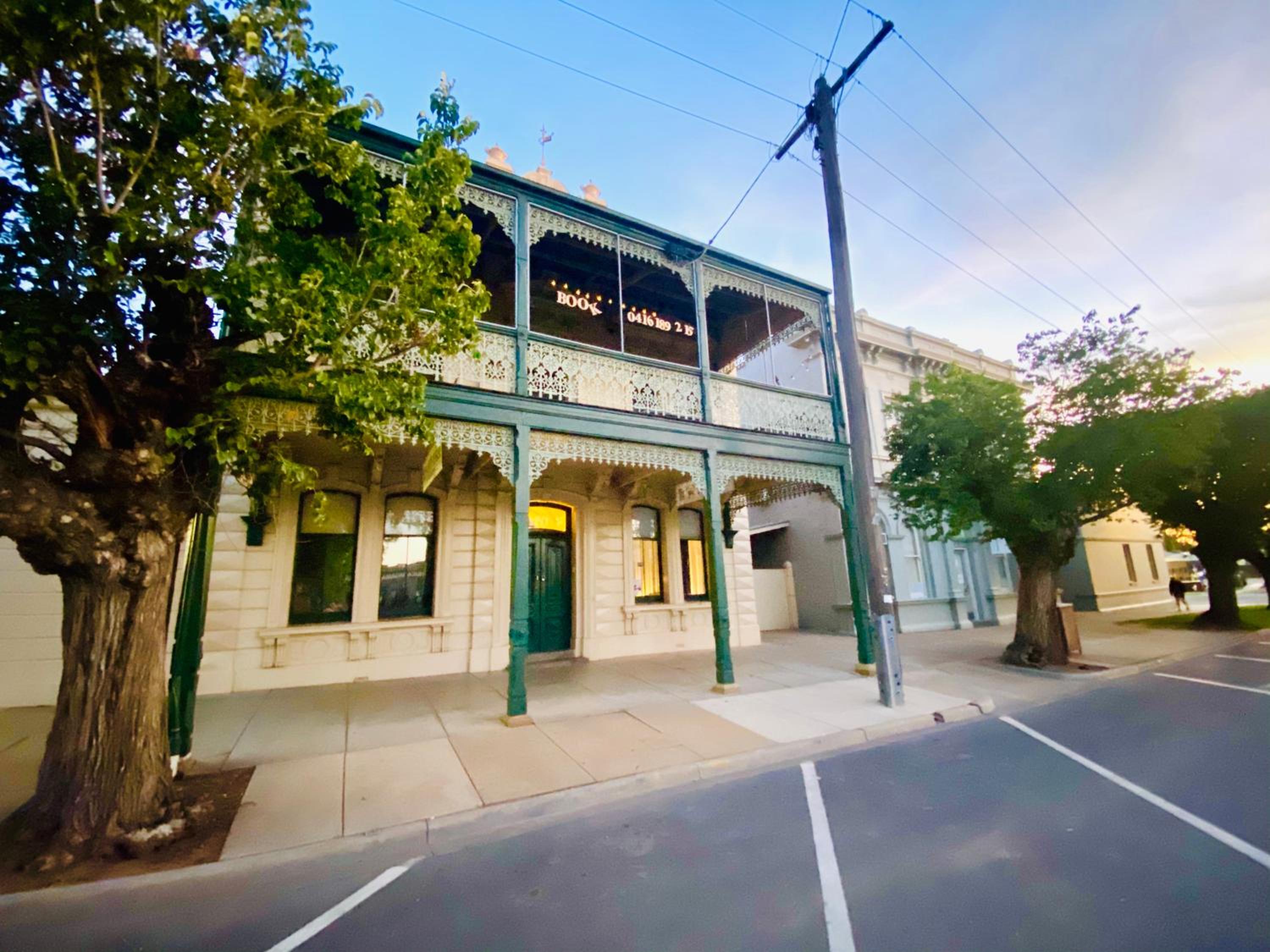 Treehouse Hideouts Balcony Apartment - Port of Echuca Townhouse