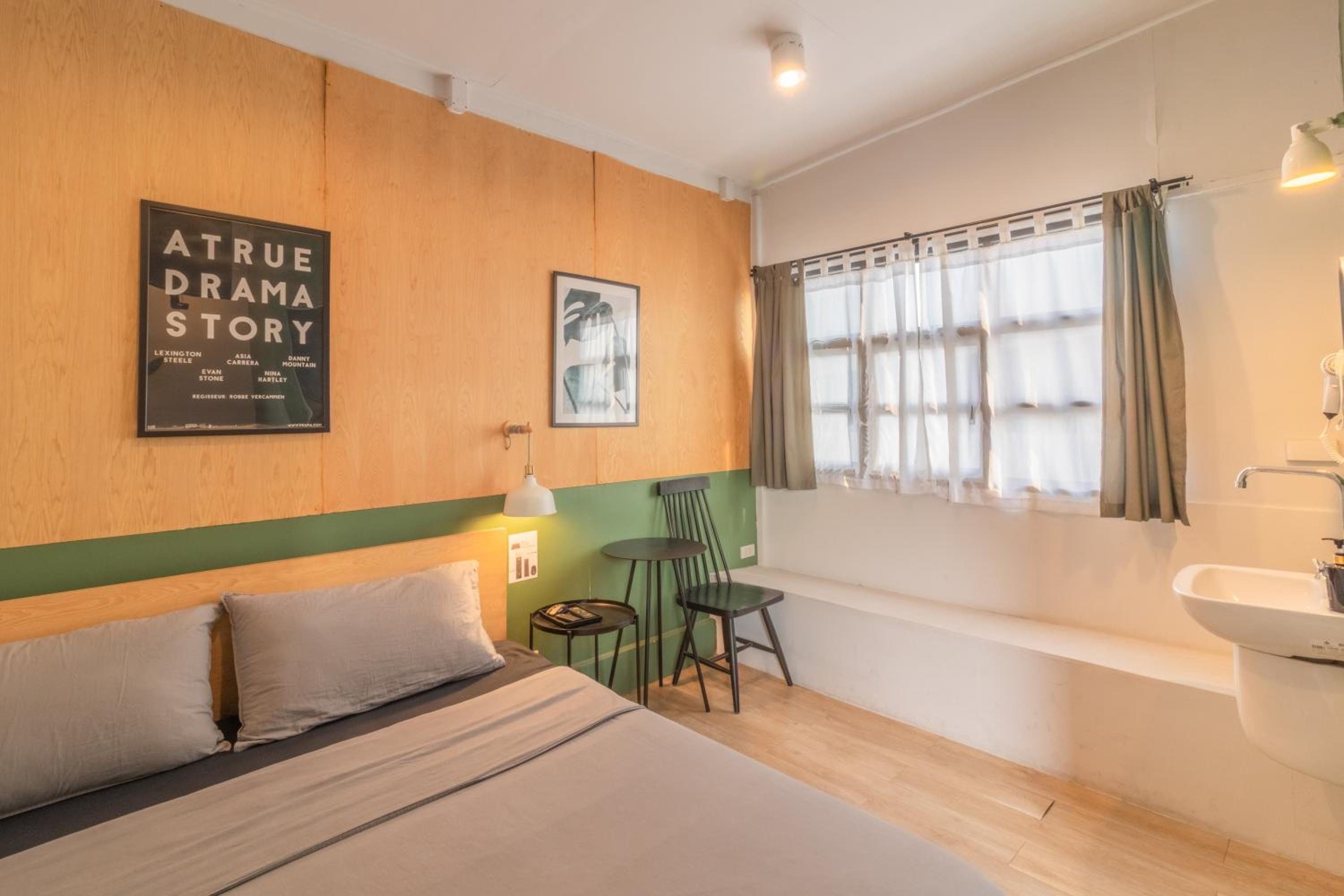 Beige Poshtels + Netflix