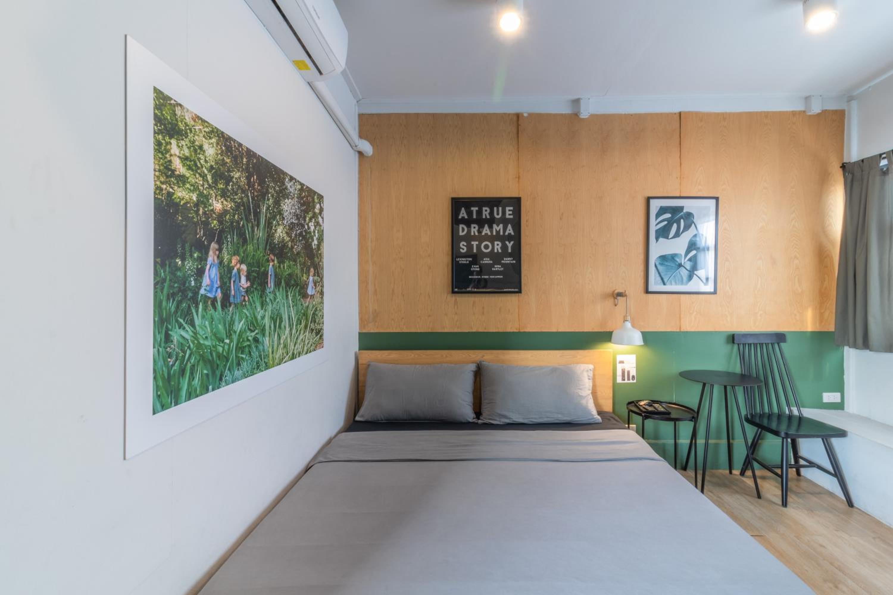 Beige Poshtels + Netflix