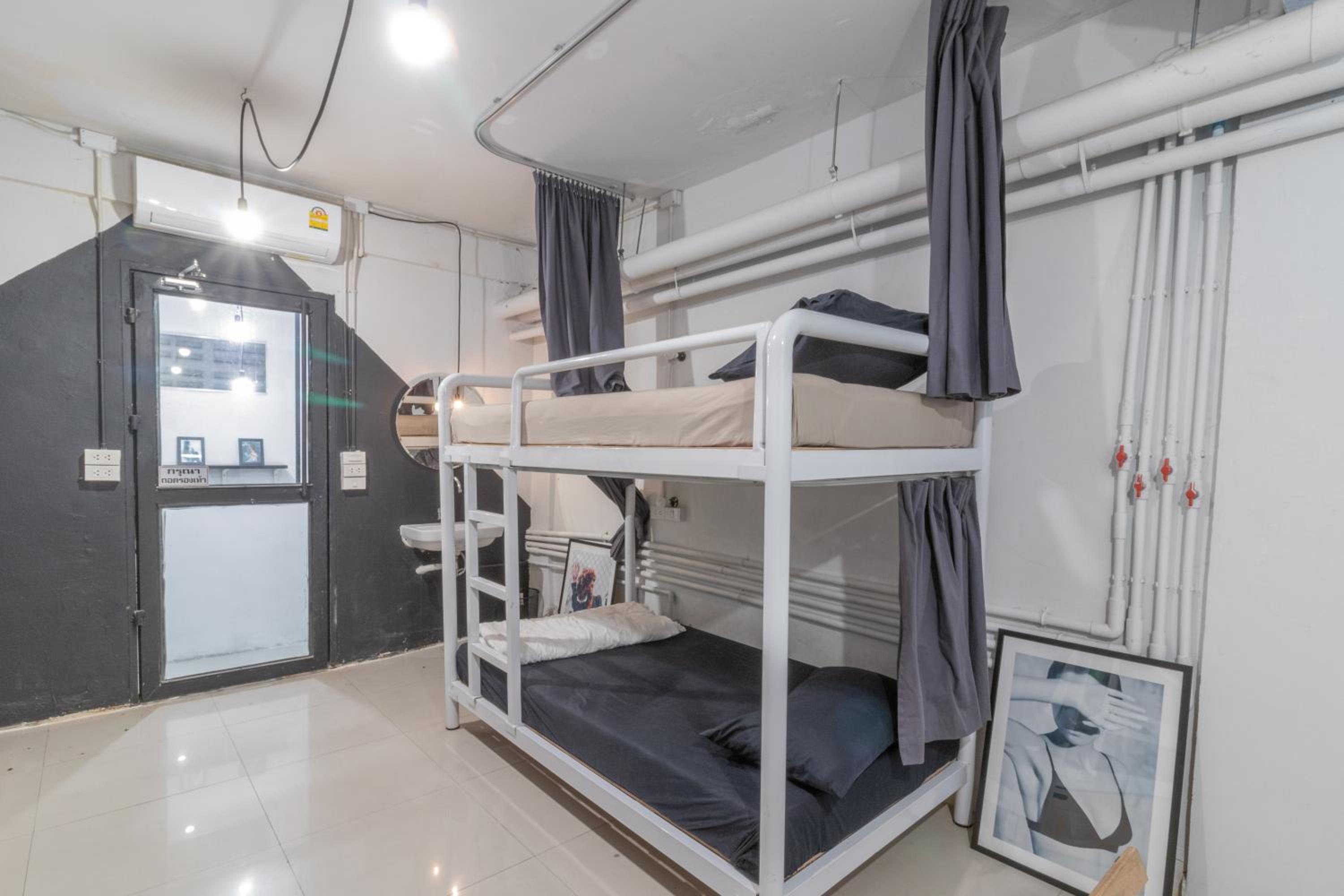 Beige Poshtels + Netflix