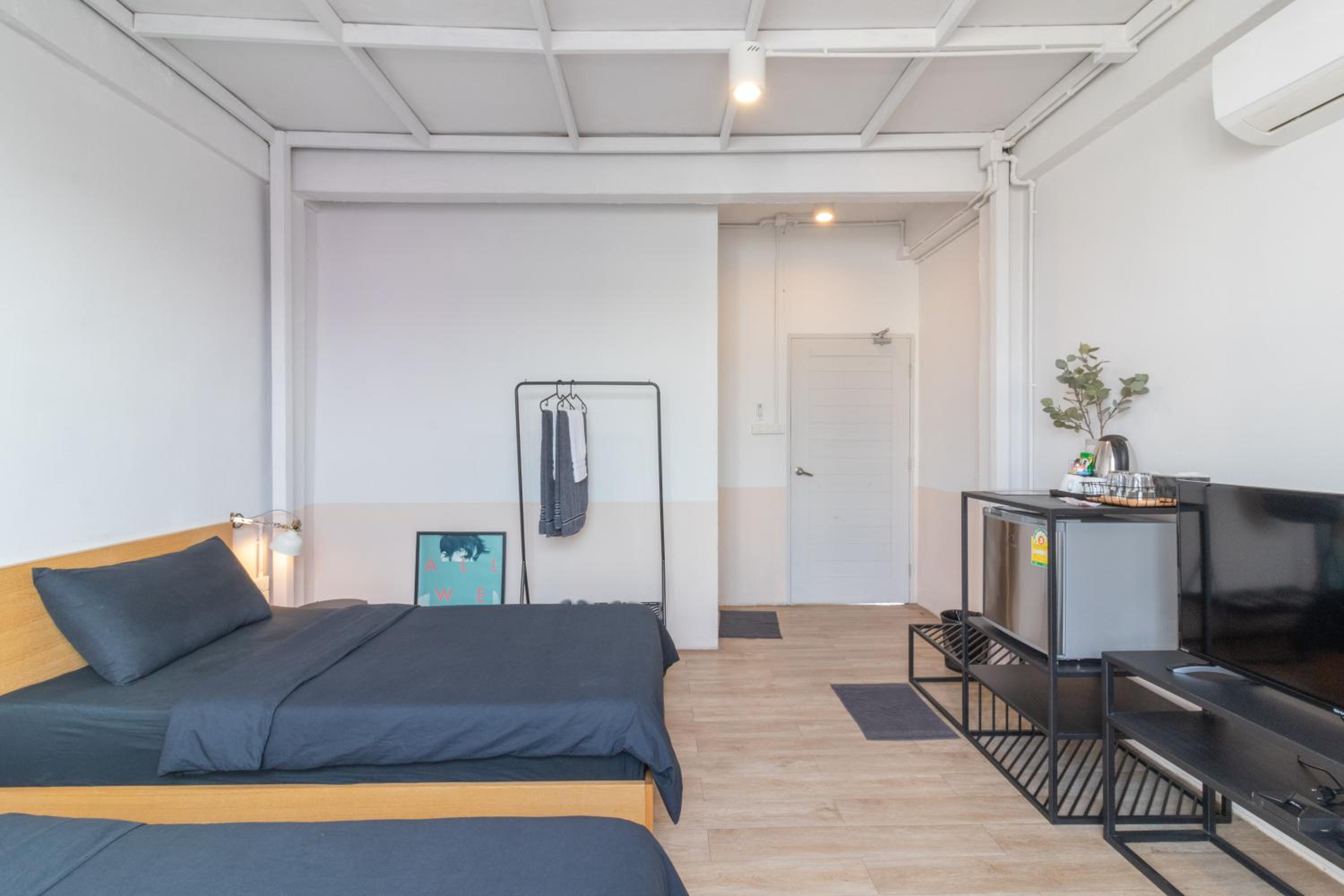 Beige Poshtels + Netflix