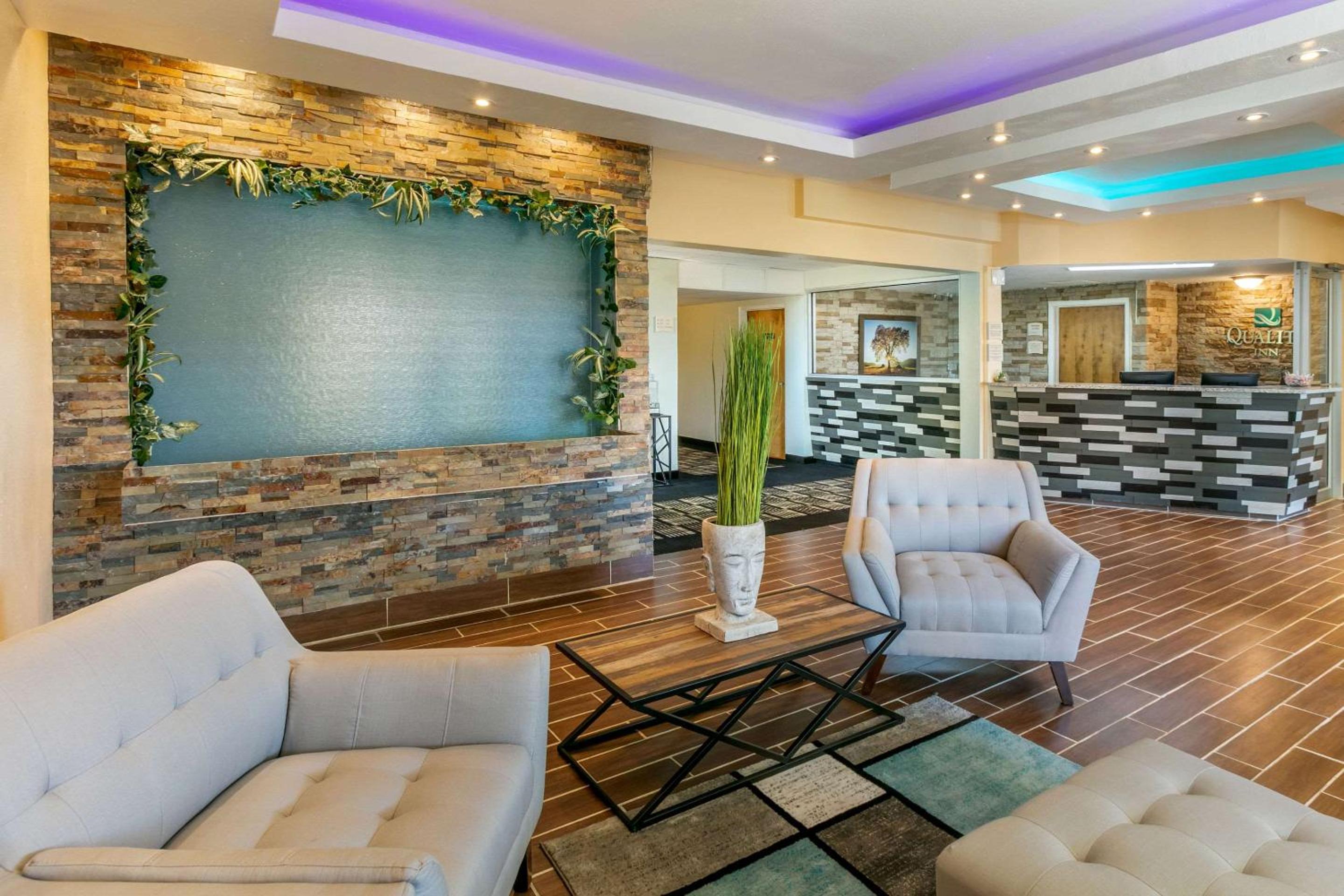 Rawlins Vacations - Quality Inn Rawlins I-80 - Property Image 3