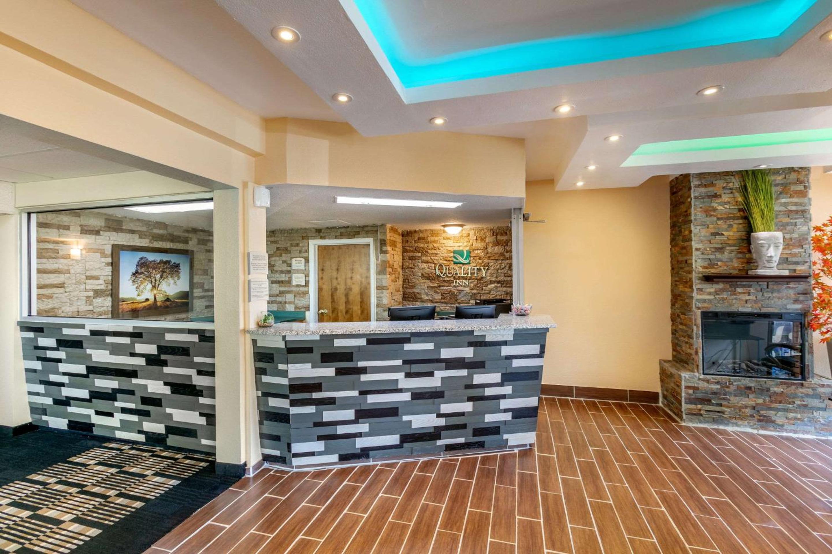 Rawlins Vacations - Quality Inn Rawlins I-80 - Property Image 3