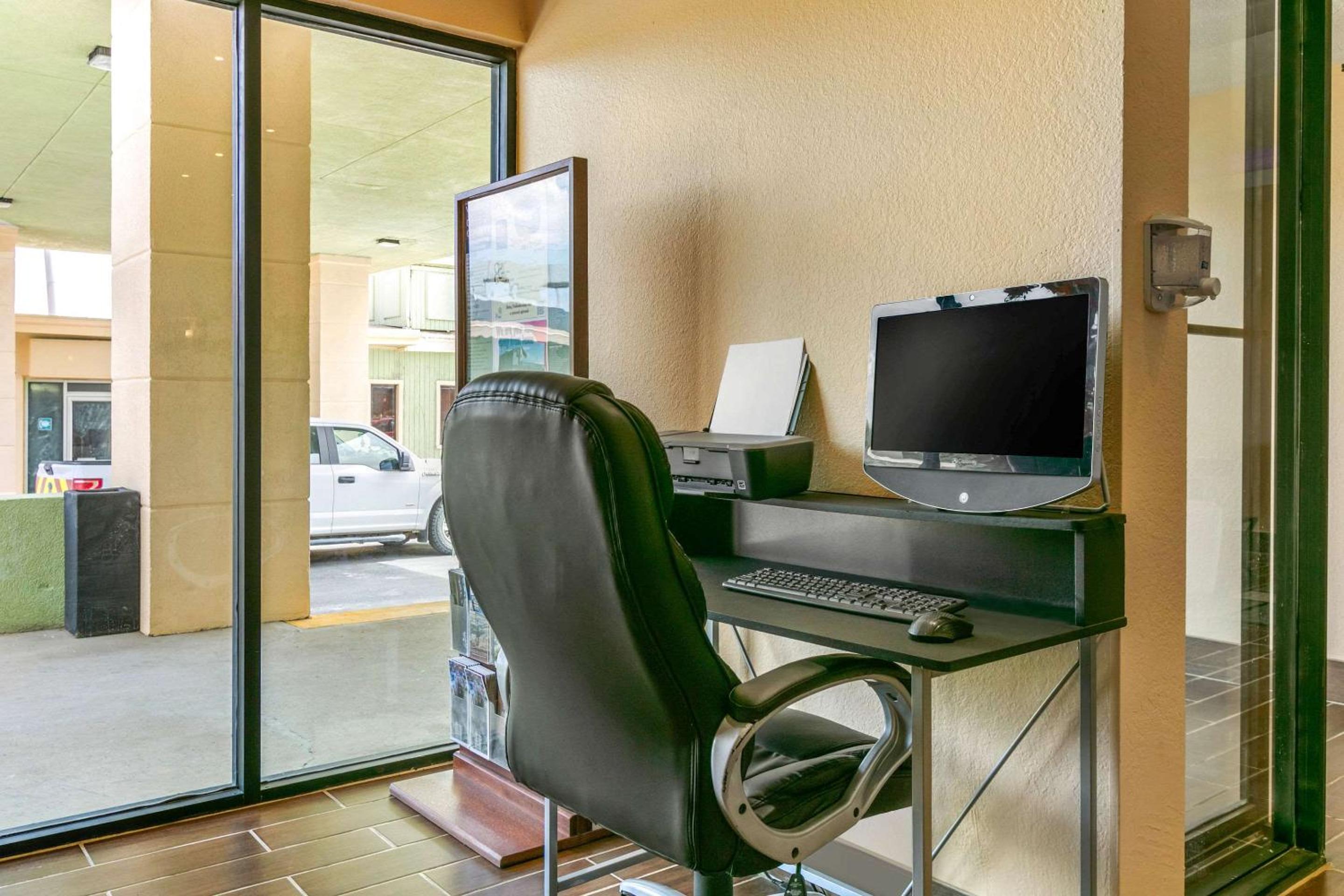 Rawlins Vacations - Quality Inn Rawlins I-80 - Property Image 1
