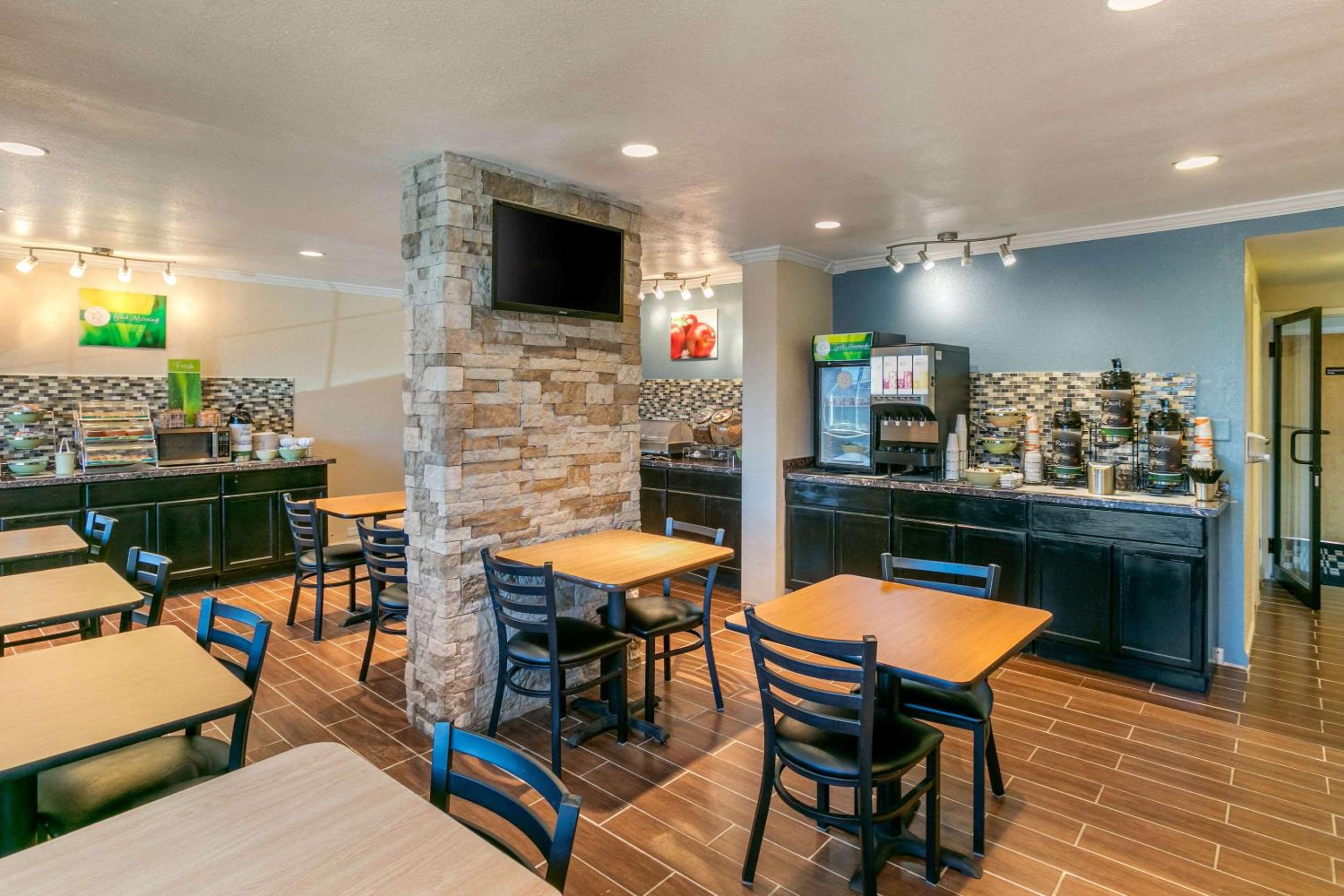 Rawlins Vacations - Quality Inn Rawlins I-80 - Property Image 12