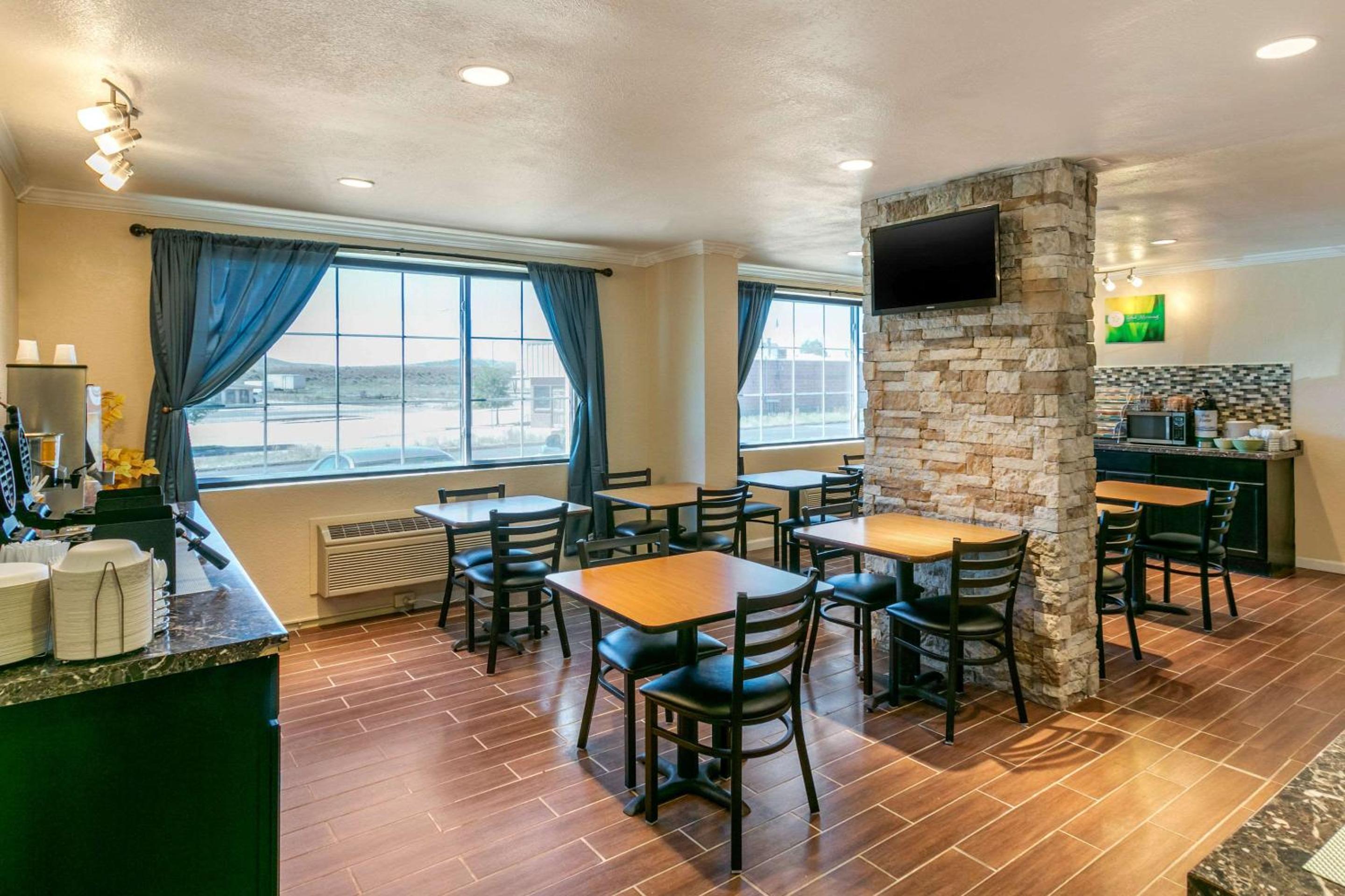 Rawlins Vacations - Quality Inn Rawlins I-80 - Property Image 11