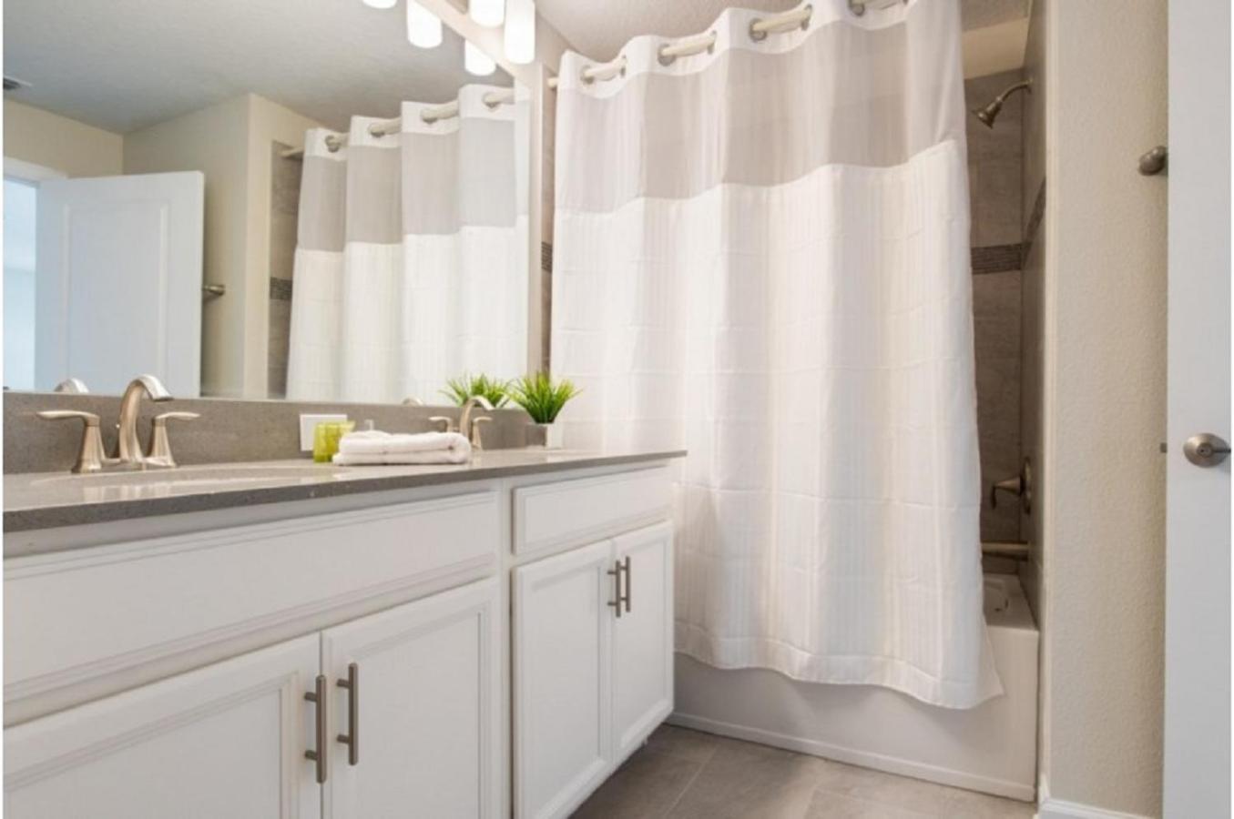 Four-Bedroom Townhome Davenport view 5