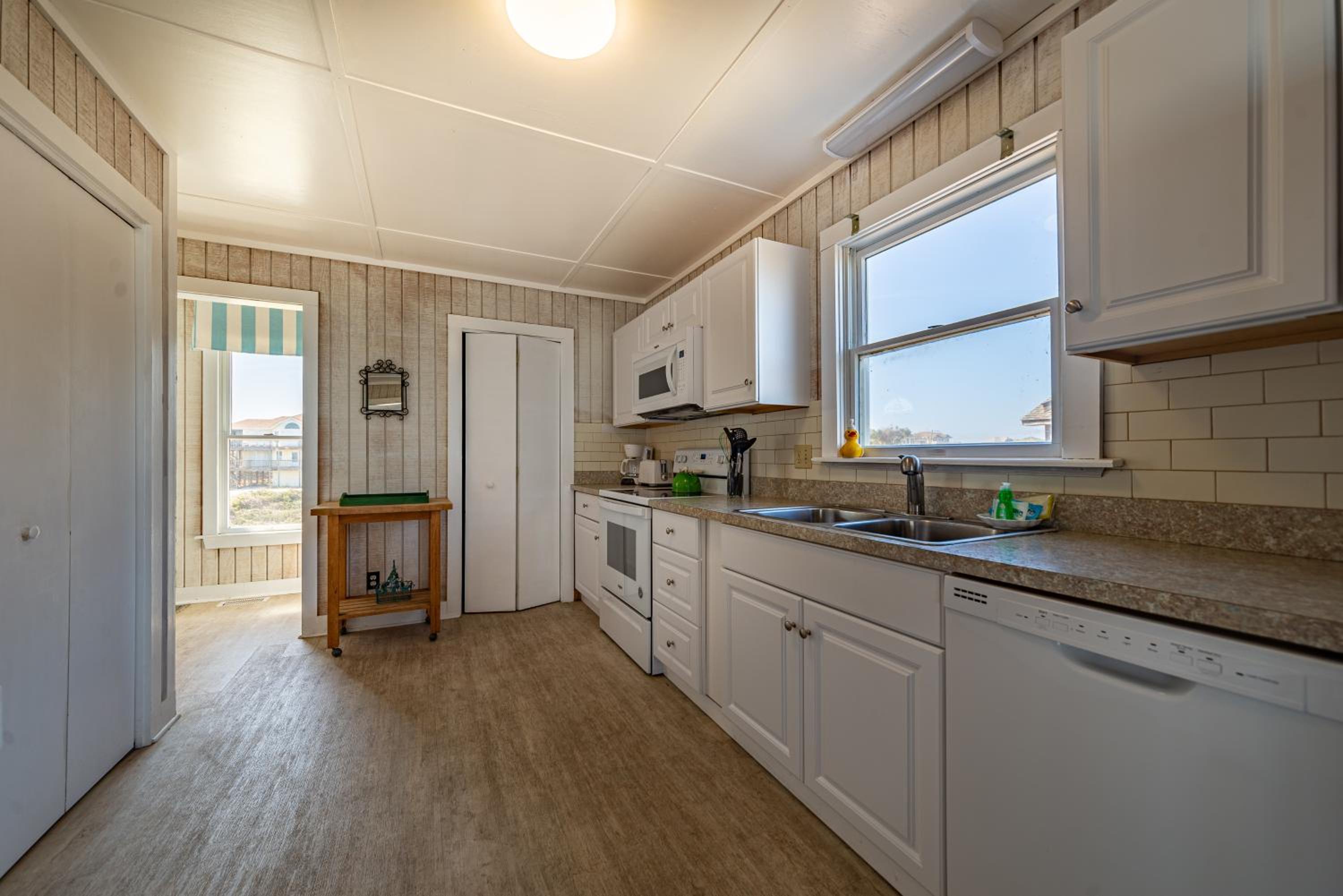 York - Duck, Carolina Dunes, Oceanfront, Ocean View, Hot Tub, Large Decks, Pets OK