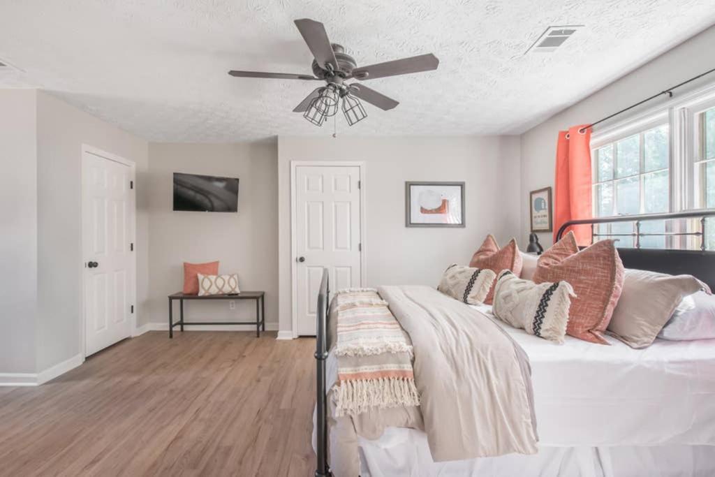 Stunning Spacious Farmhouse Near Atlanta 9 Beds view 5