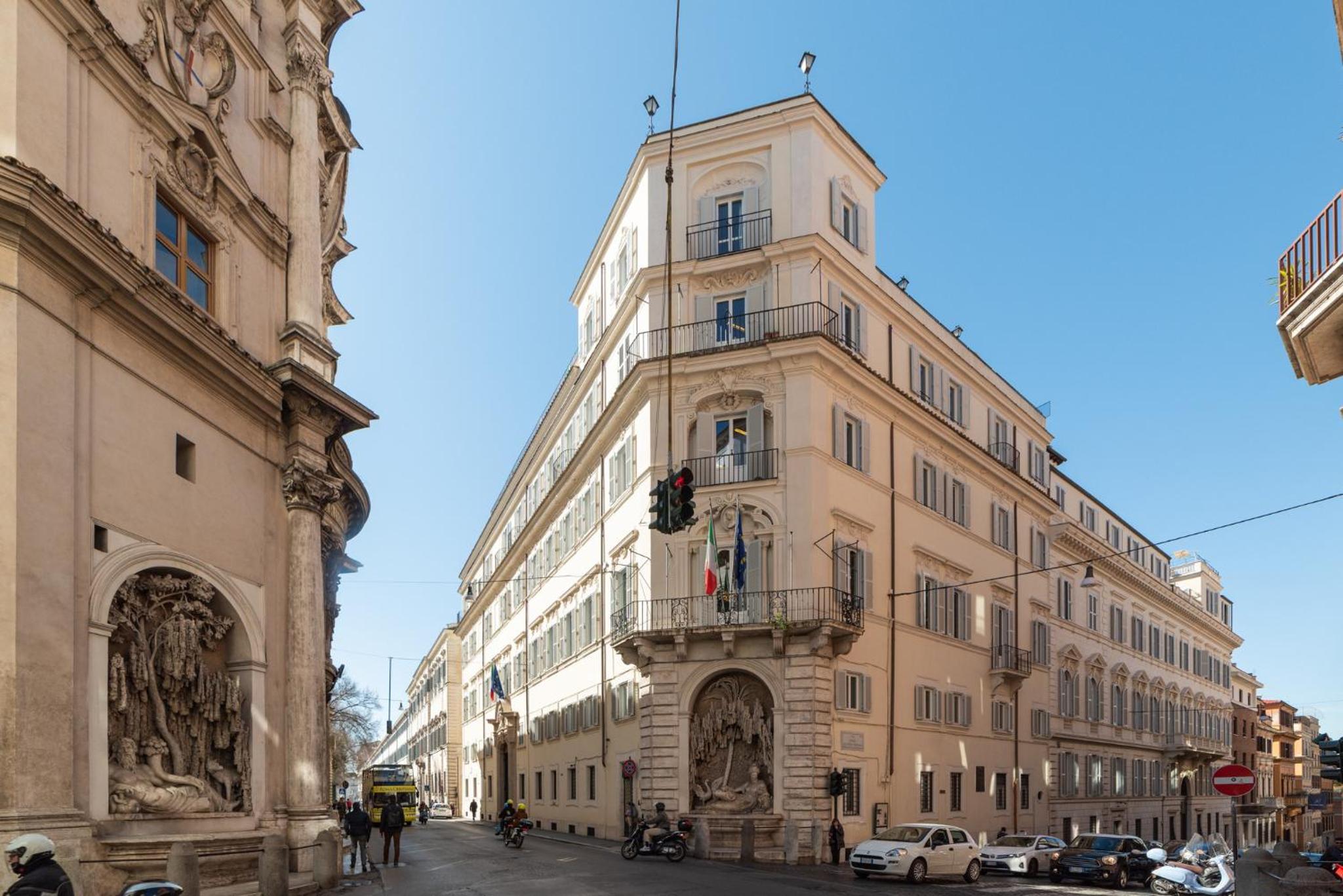 Domus Domi Barberini Sq.