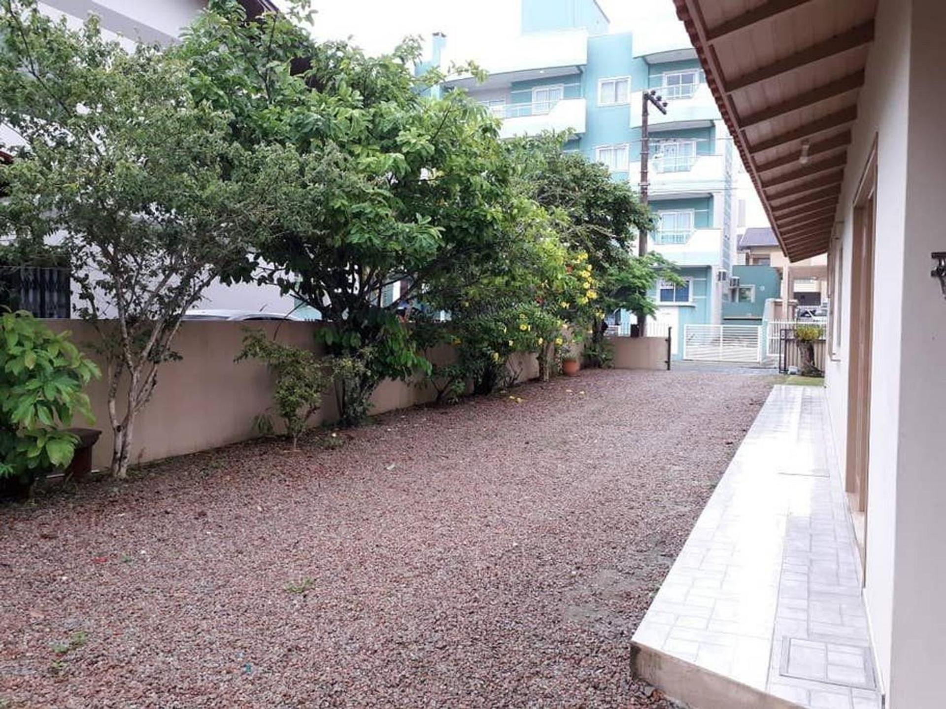 Casa de 03 dormitórios no centro de Bombinhas