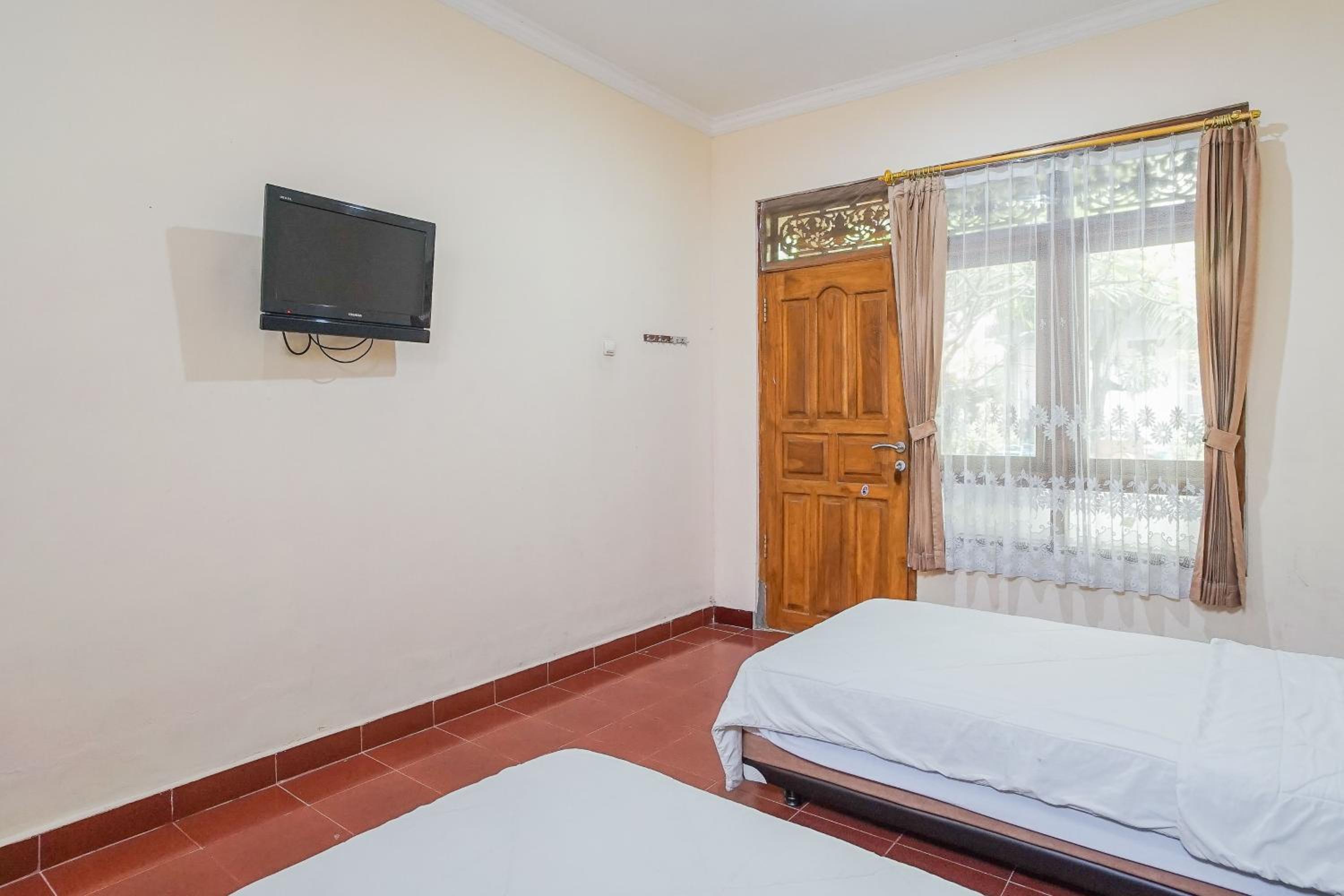 RedDoorz at Mahendra Beach Inn Kuta