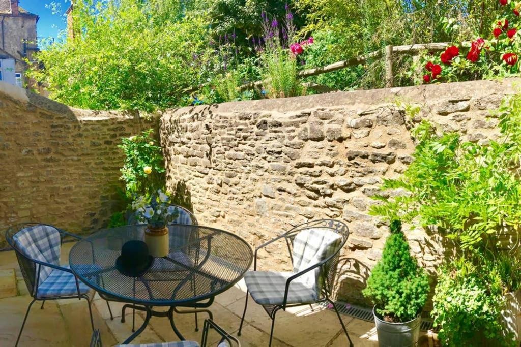 Oxfordshire Living - The Bowler Hat Cottage - Woodstock view 5