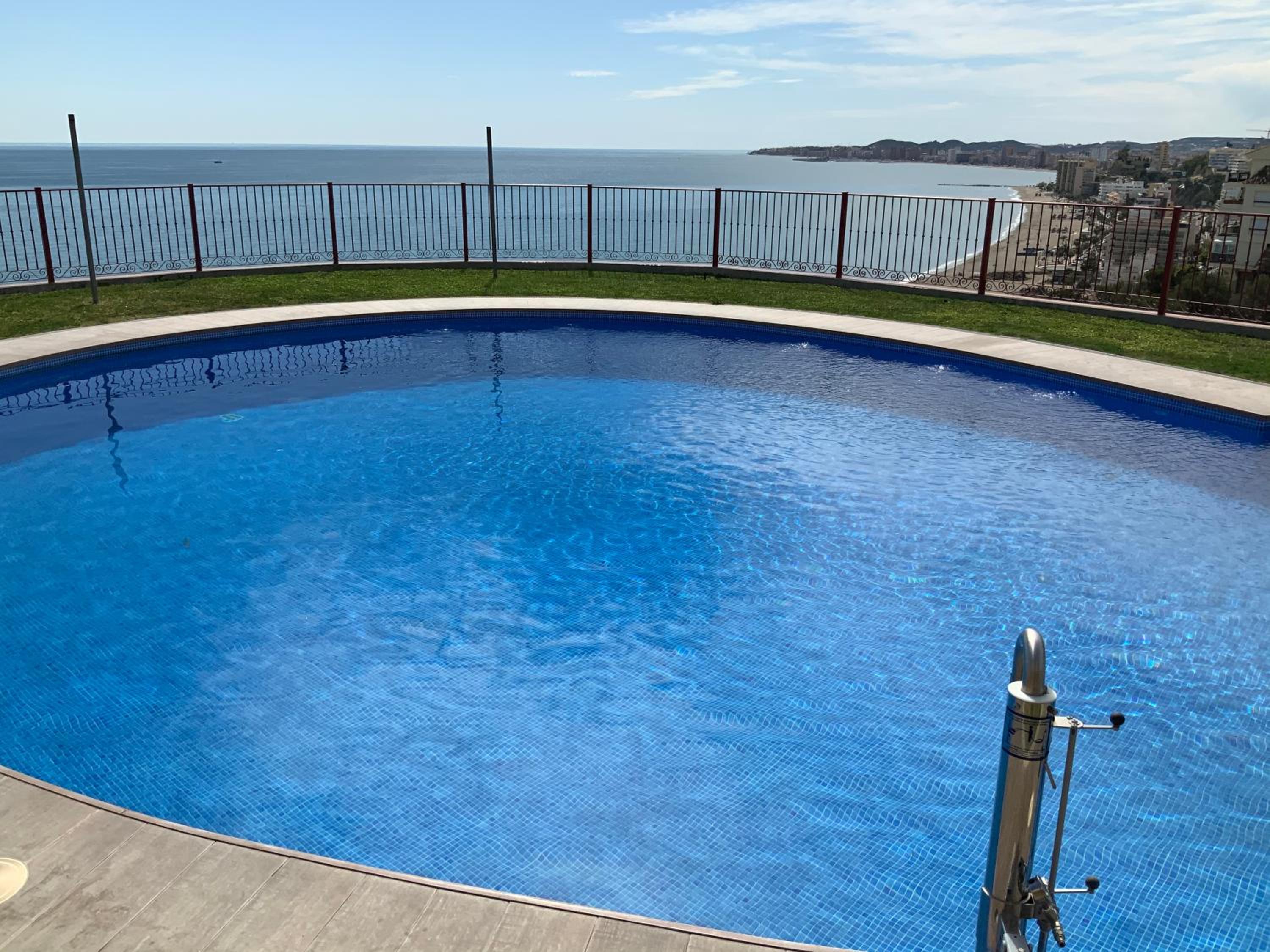 Apartamento de 2 dormitorios, gran terraza, vistas al mar junto playa Carvajal photo 2