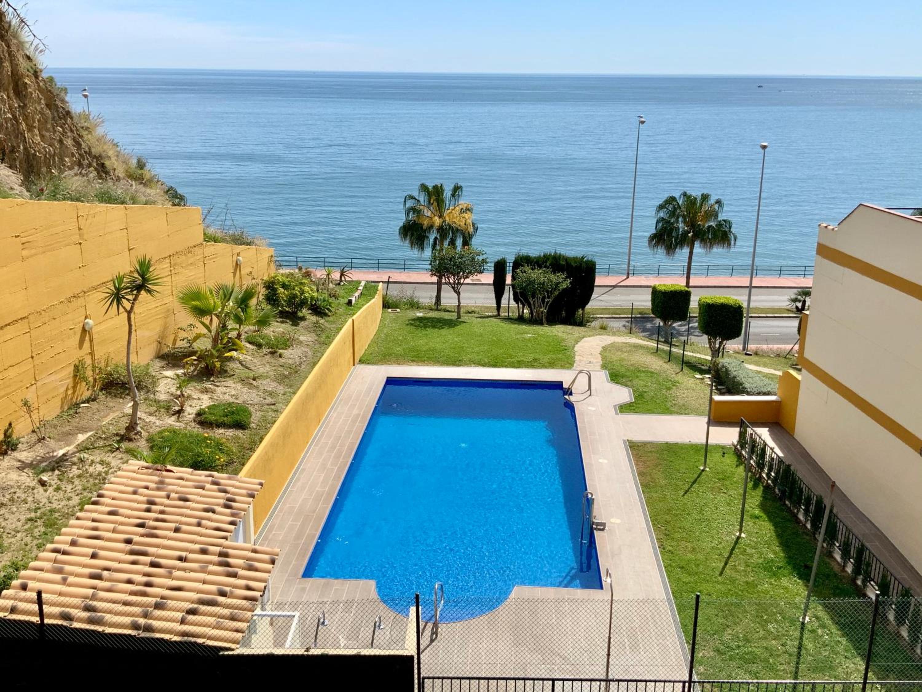 Apartamento de 2 dormitorios, gran terraza, vistas al mar junto playa Carvajal photo 3