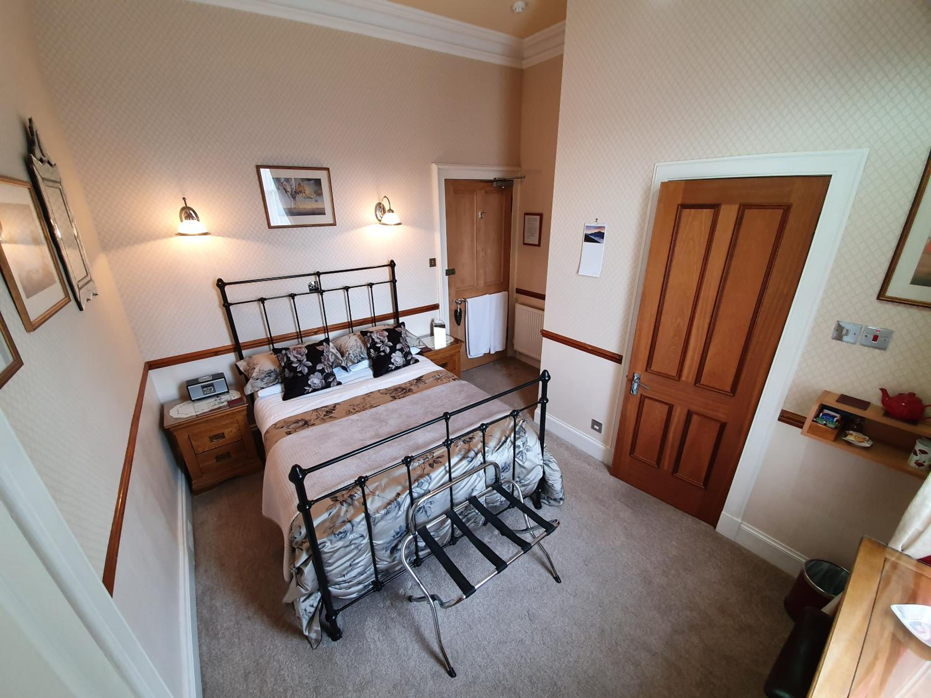 Lauderville guest house