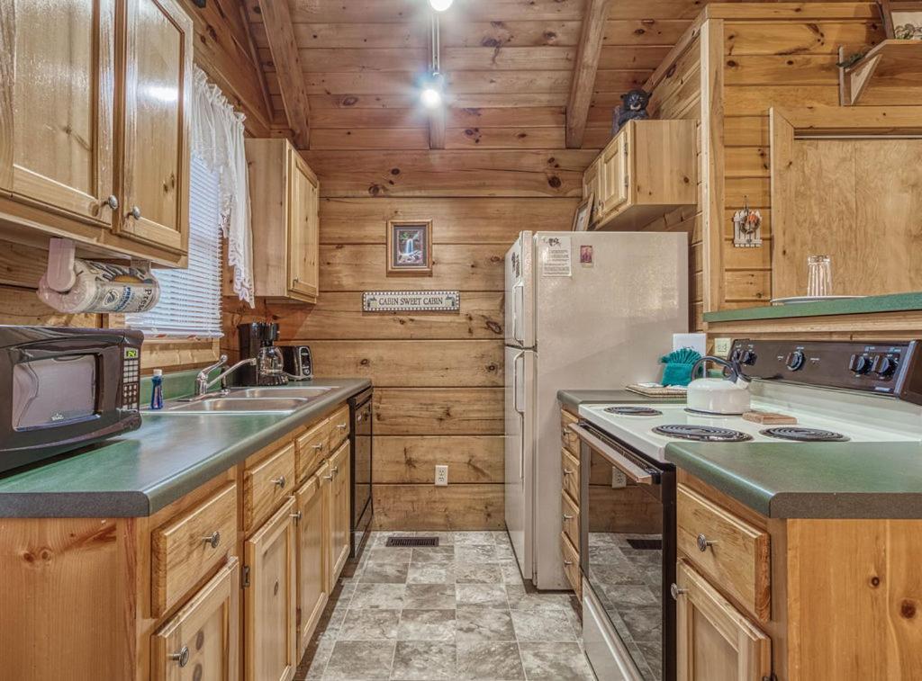Mountain Eden, Hot Tub, Resort Pool, WIFI, 560 FREE tickets each paid day!!! view 2