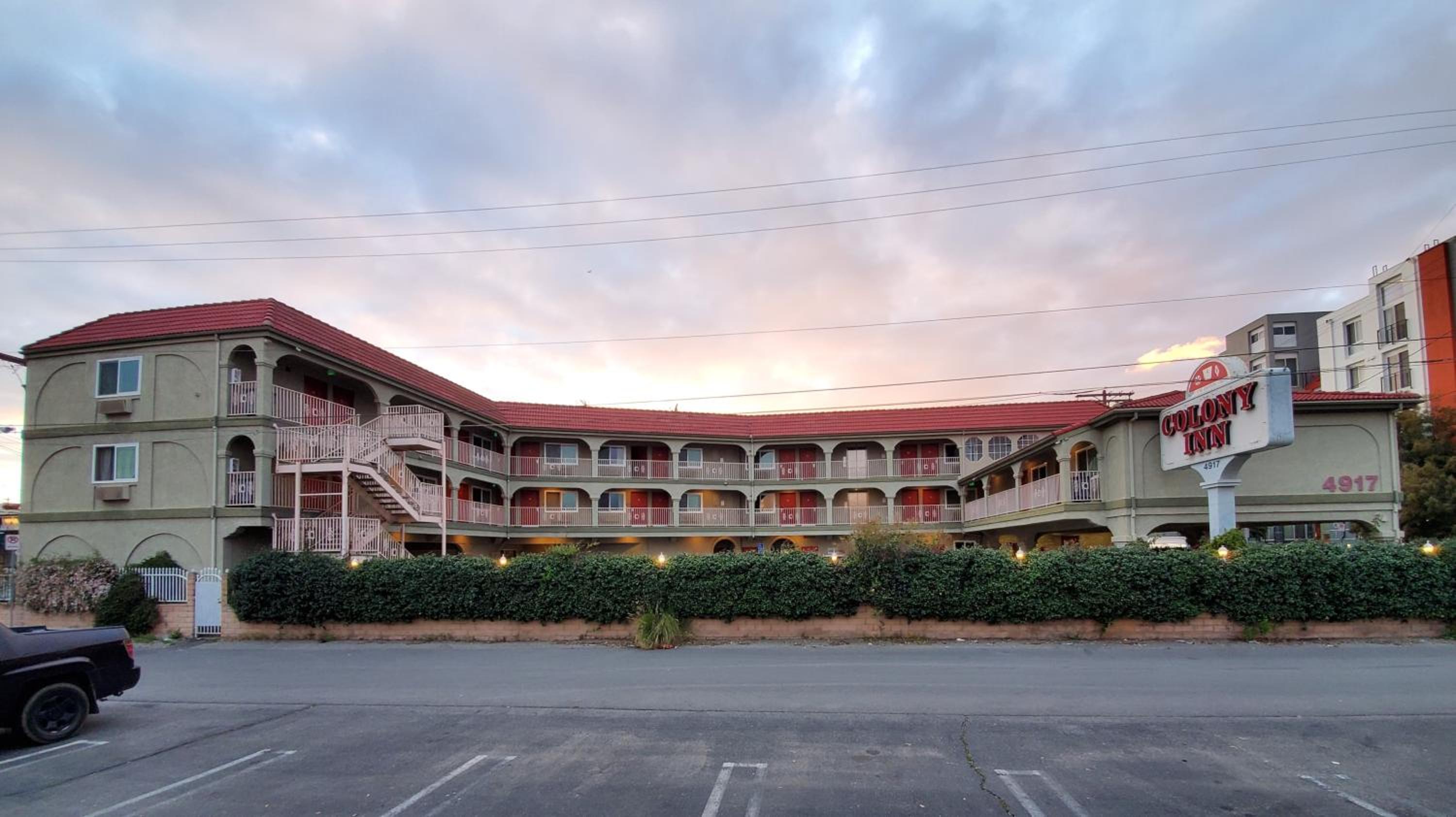 Hotel Colony Inn - Image 1