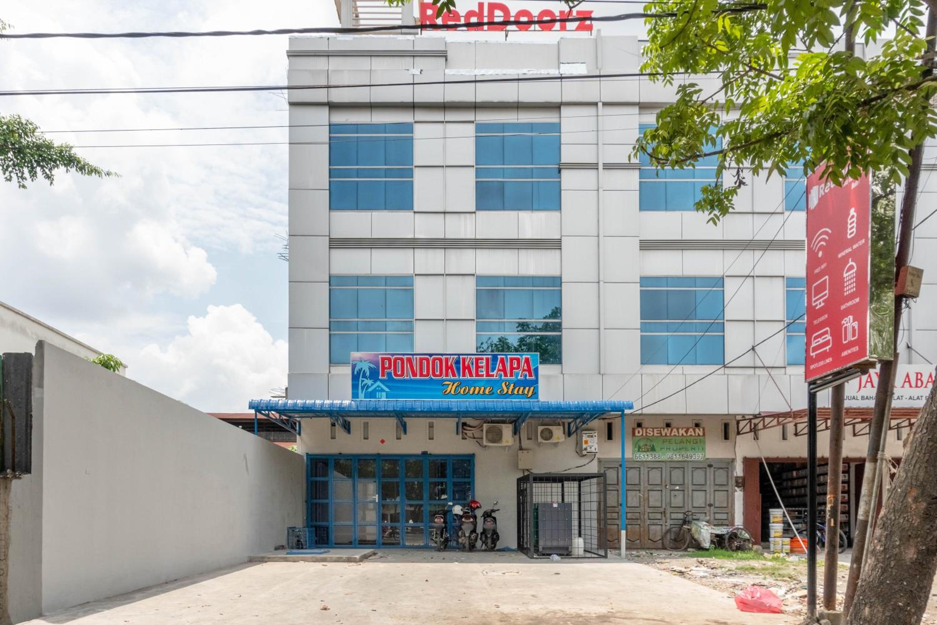 RedDoorz near Manhattan Square Medan view 2