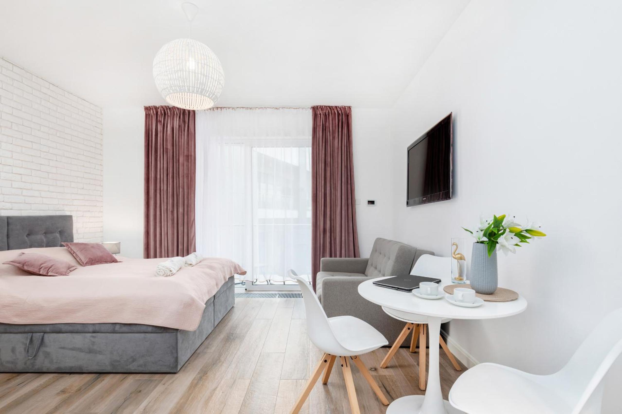 Gold Flamingo Apartament by Renters view 3