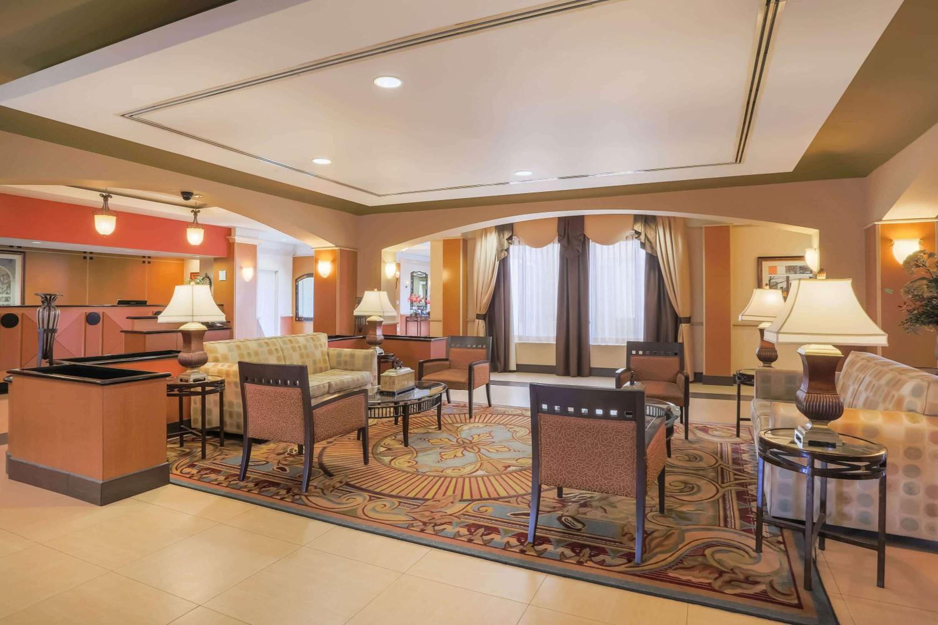 La Quinta by Wyndham Islip - MacArthur Airport - Property Image 2