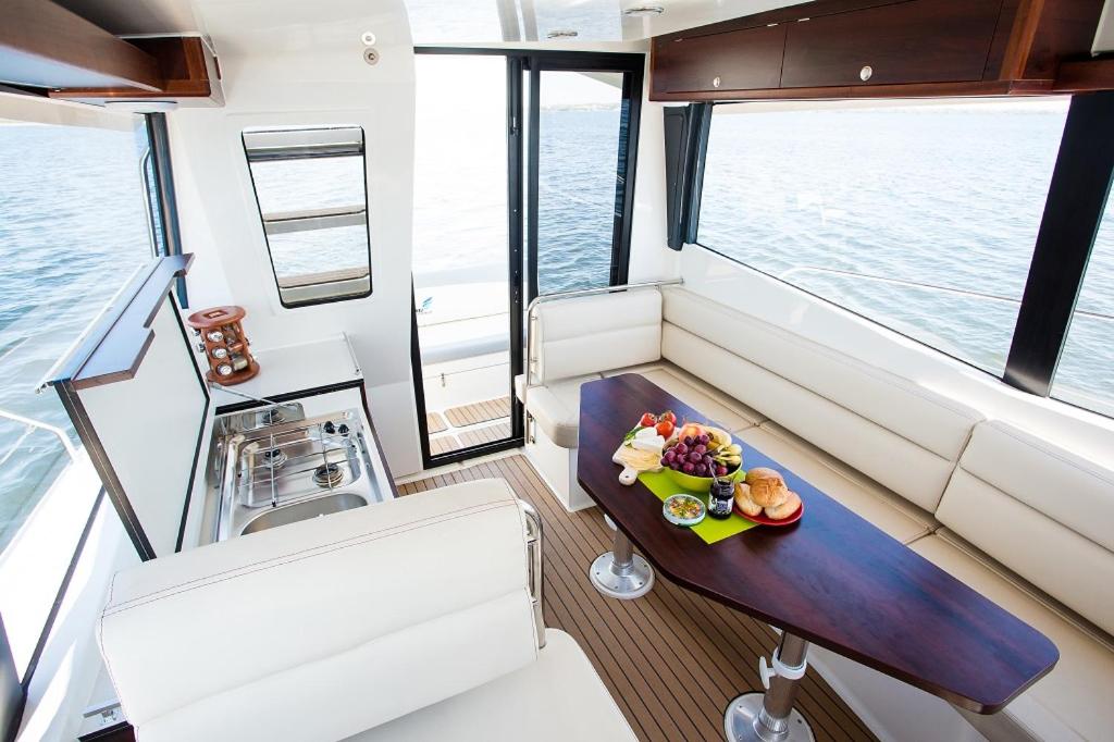 Jacht motorowy Platinum 989 Flybridge view 3
