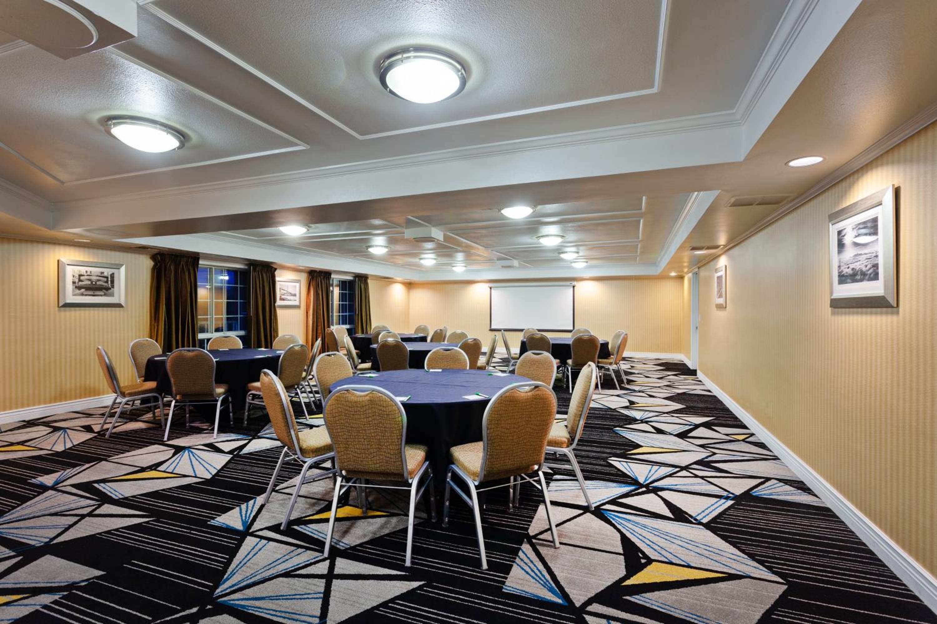 Holiday Inn  Suites San Mateo - SFO, an IHG Hotel - Property Image 6