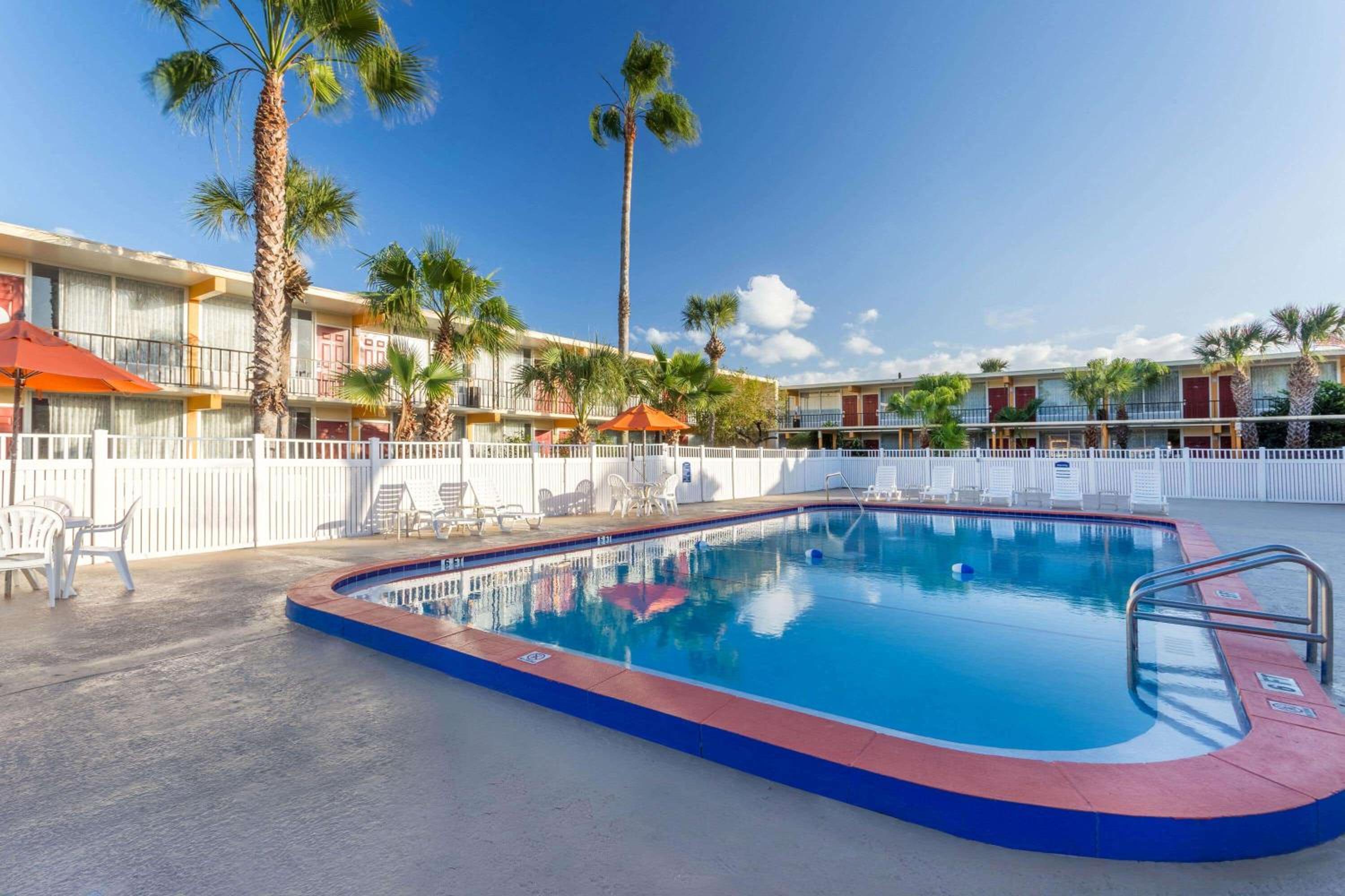 Howard Johnson by Wyndham Lakeland view 2