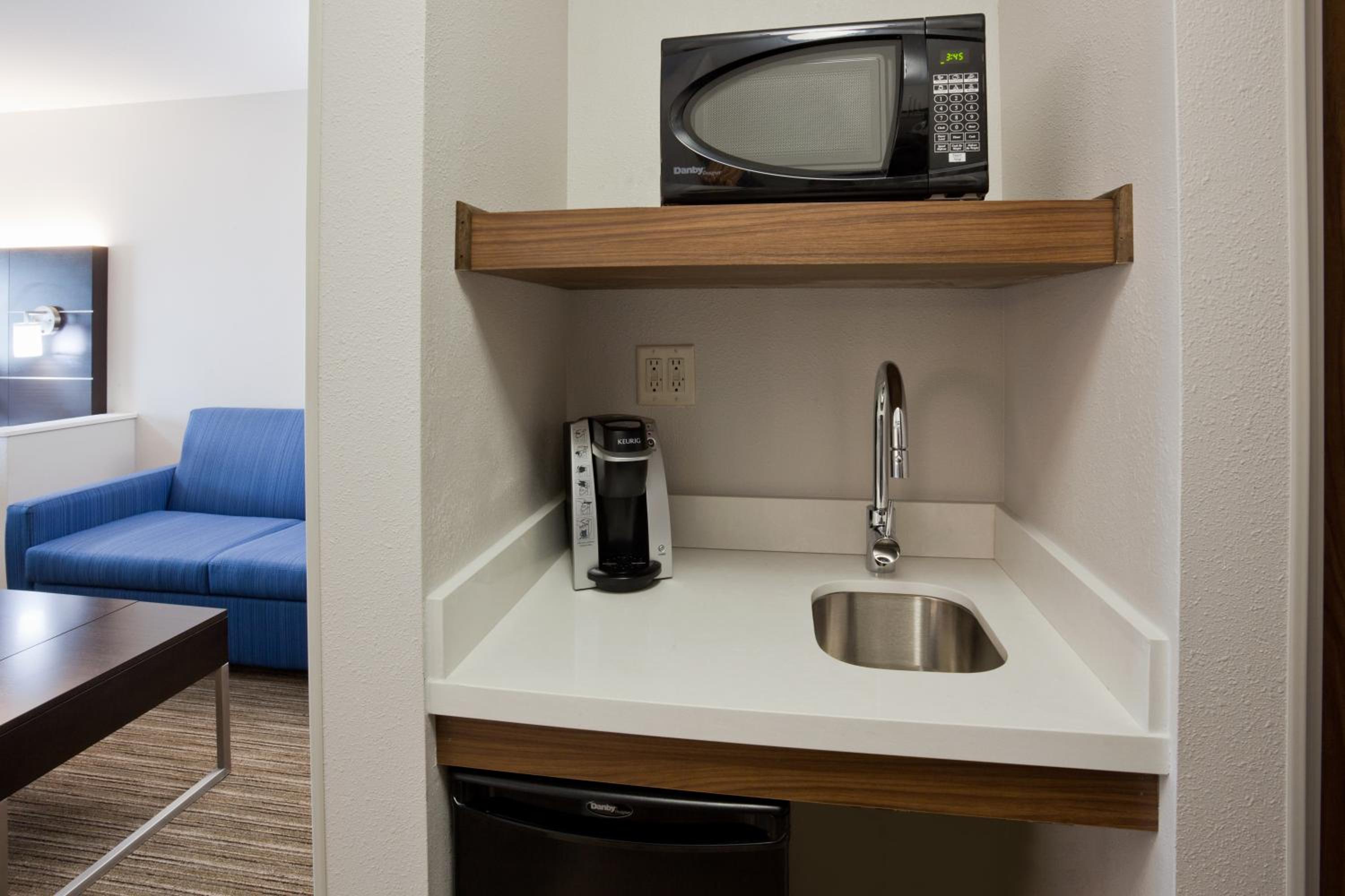 Dickinson Vacations - Holiday Inn Express  Suites - Dickinson, an IHG Hotel - Property Image 6