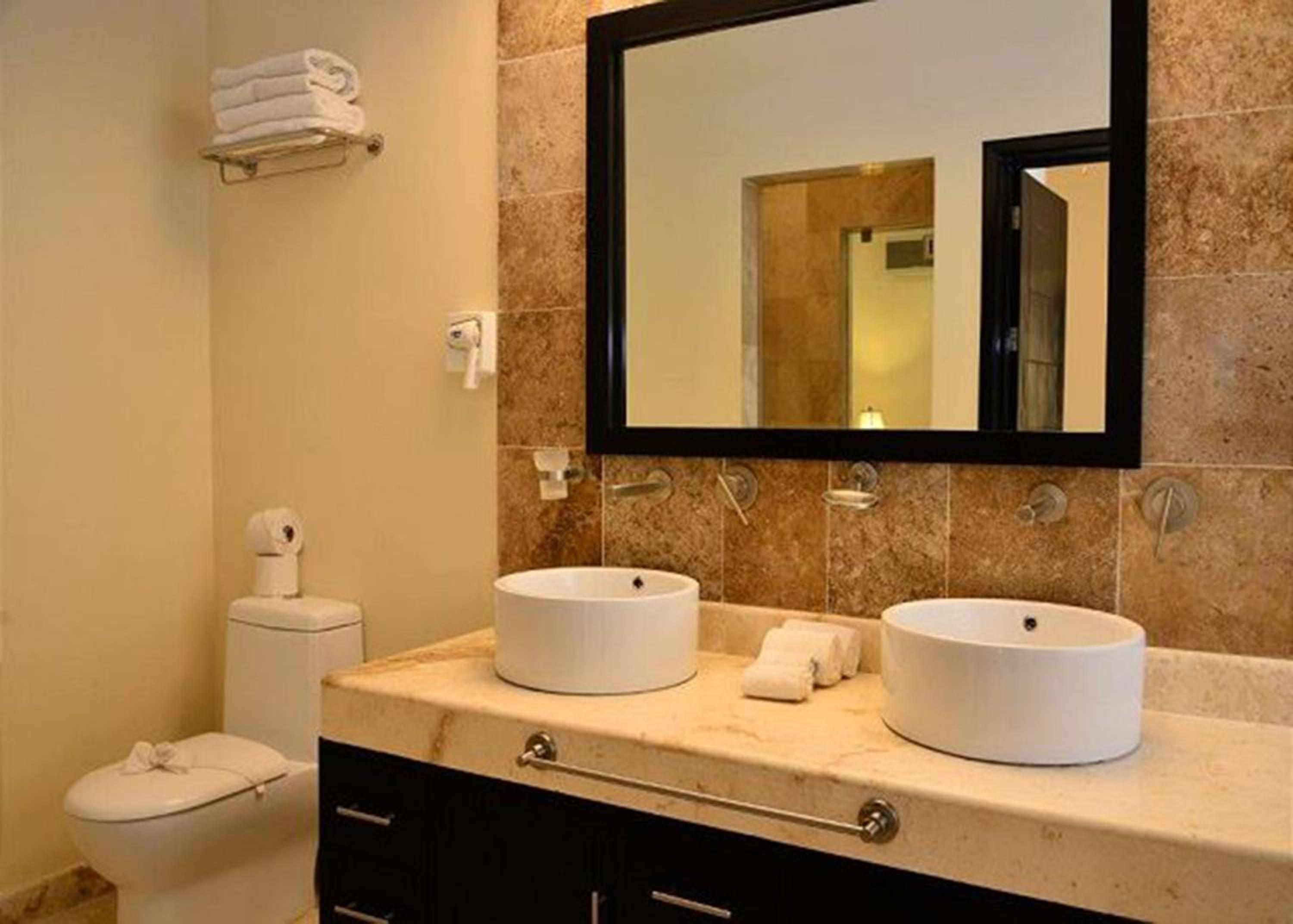 Partial ocean view, spaceful 1 bdr condo at ELFARO by DPM
