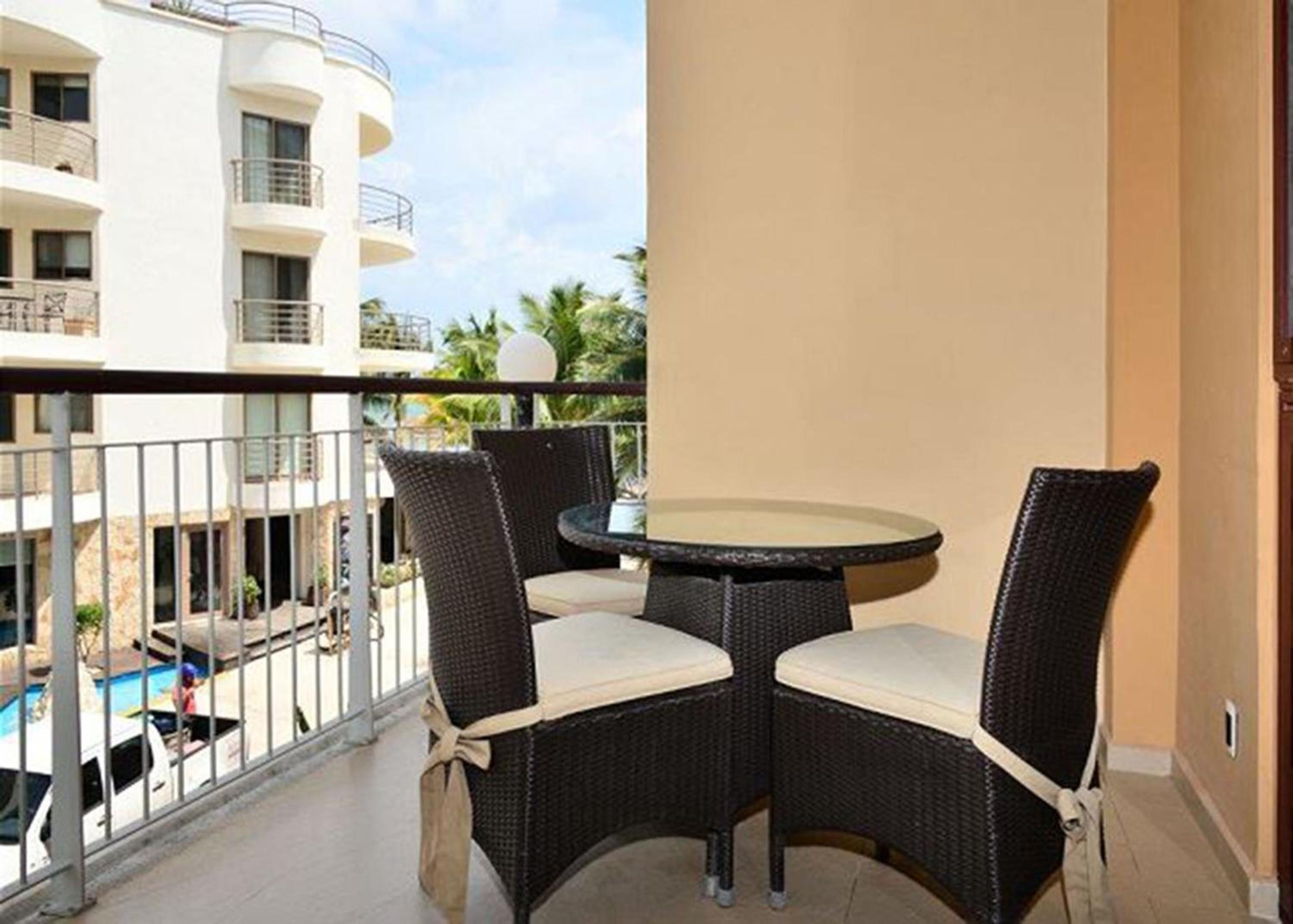 Partial ocean view, spaceful 1 bdr condo at ELFARO by DPM
