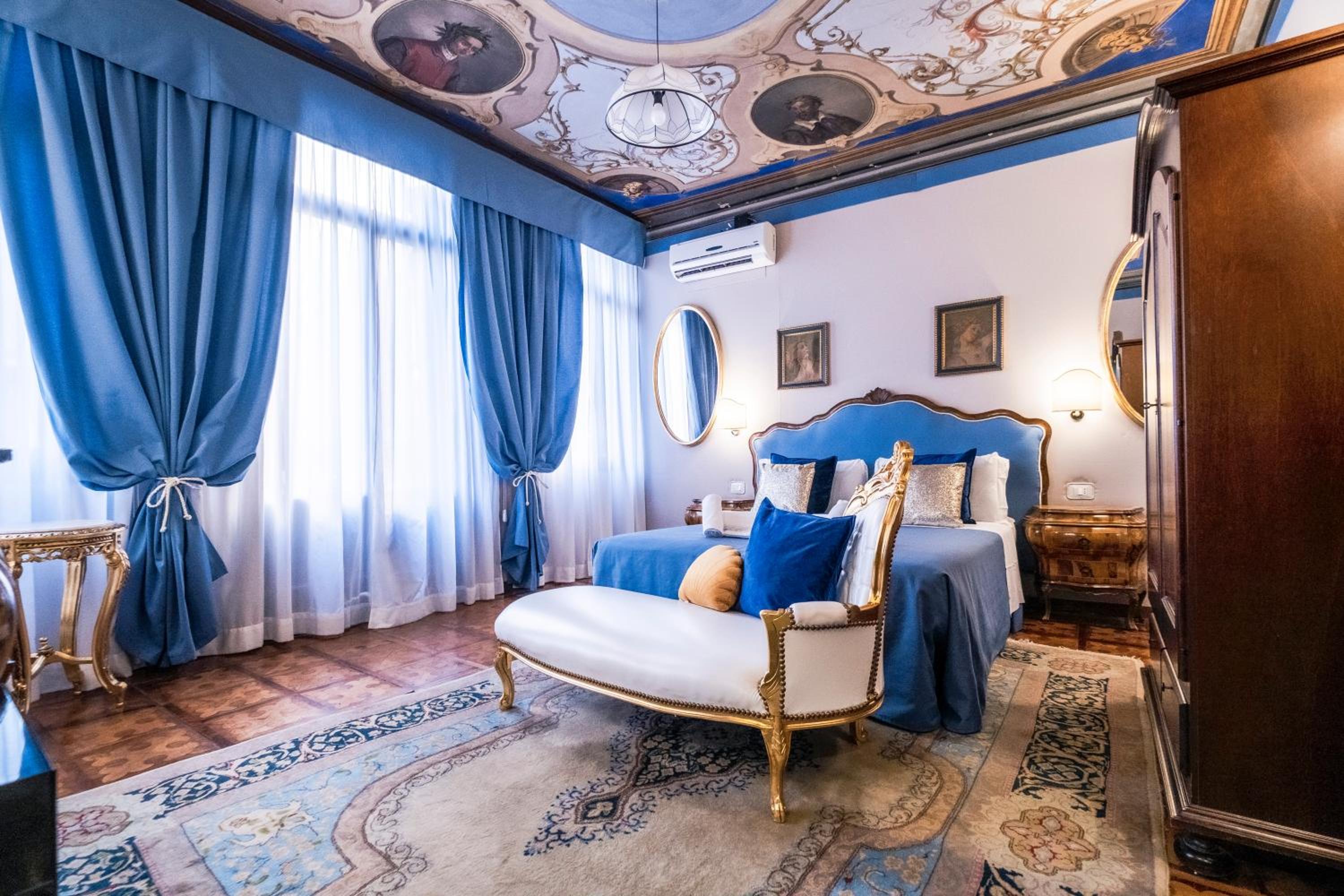 Ca' Lavezzera en Venice — hotel room