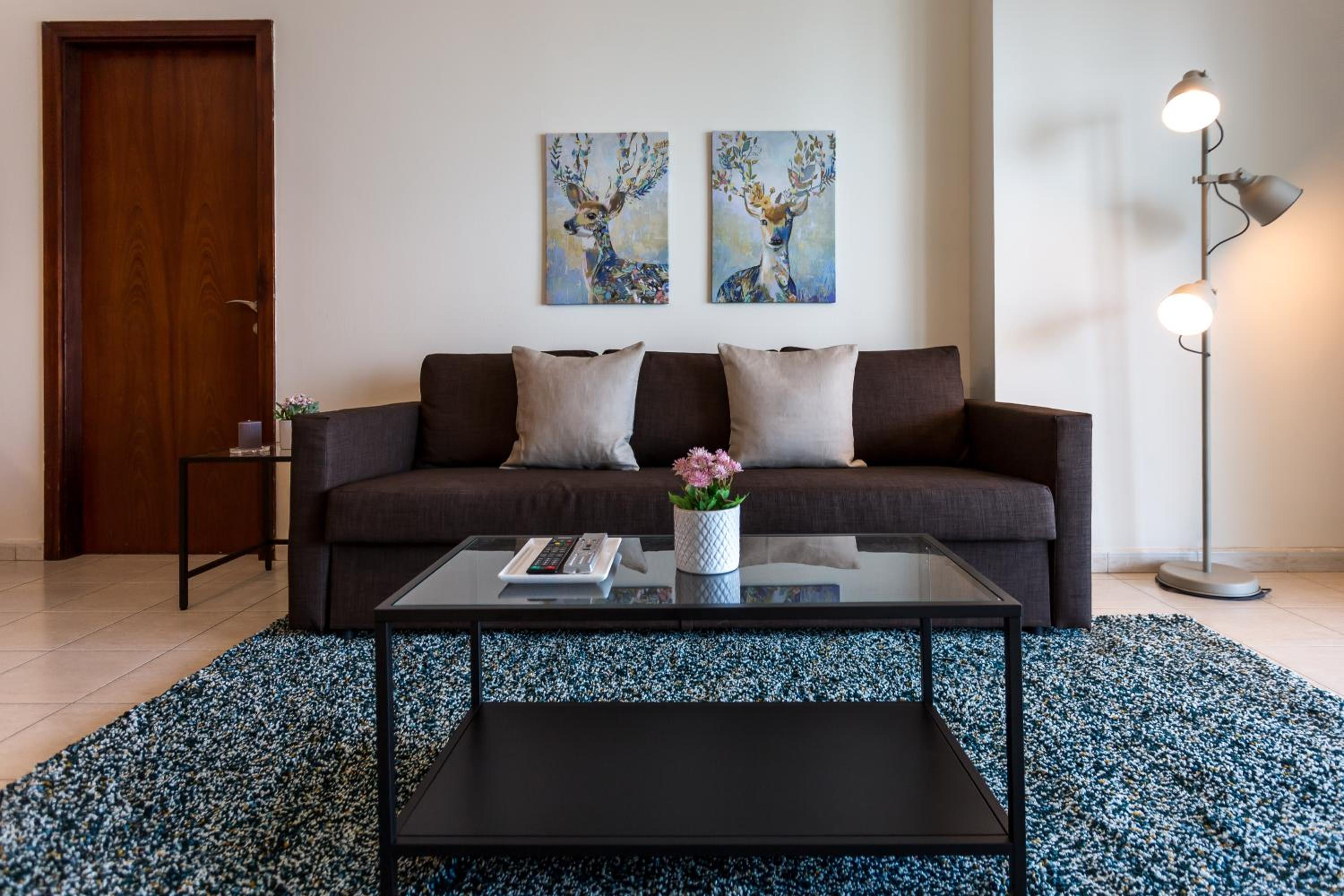 HiGuests - Superb Lake Views from this 2BR Apt in JLT
