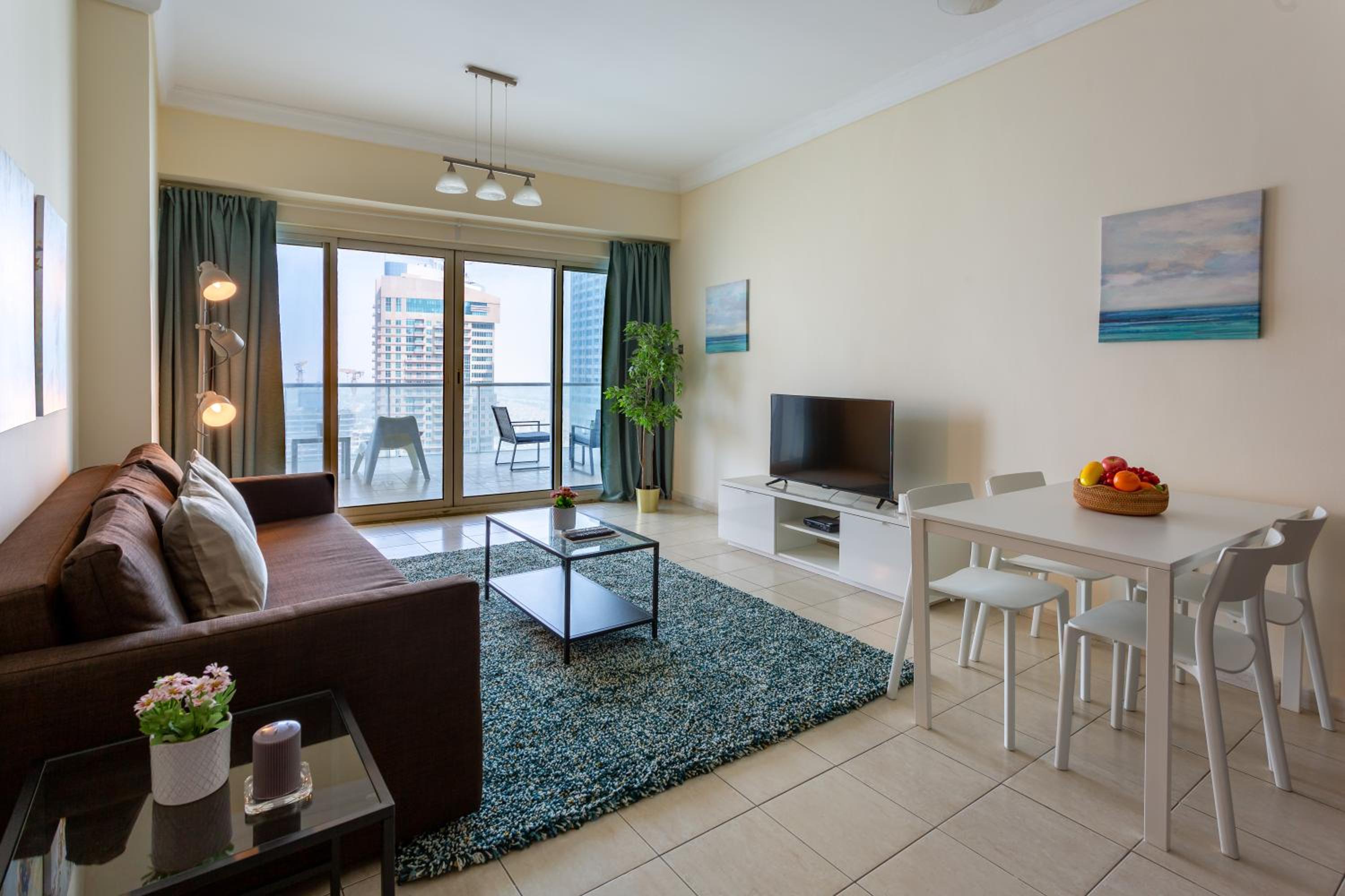 HiGuests - Superb Lake Views from this 2BR Apt in JLT