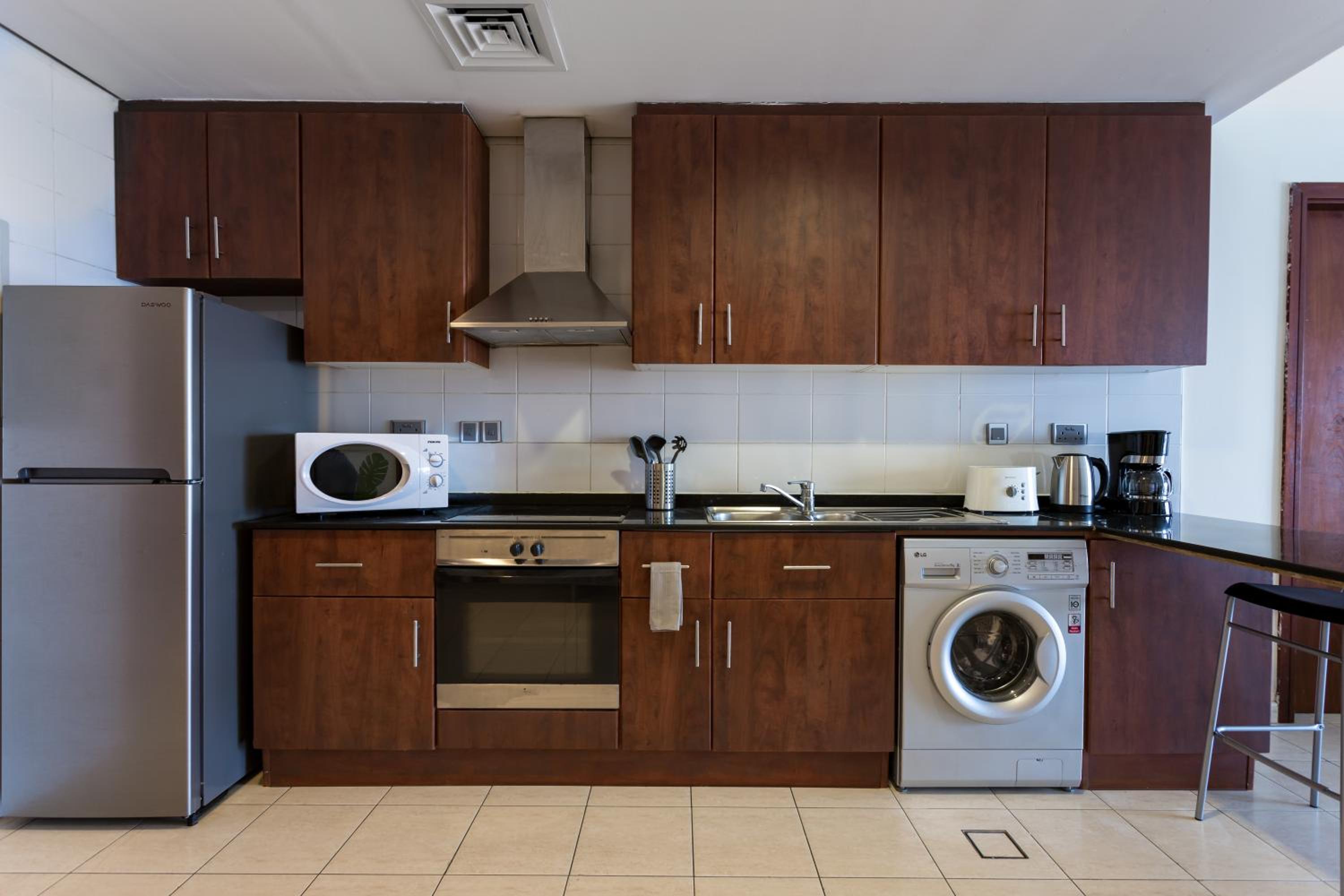 HiGuests - Superb Lake Views from this 2BR Apt in JLT