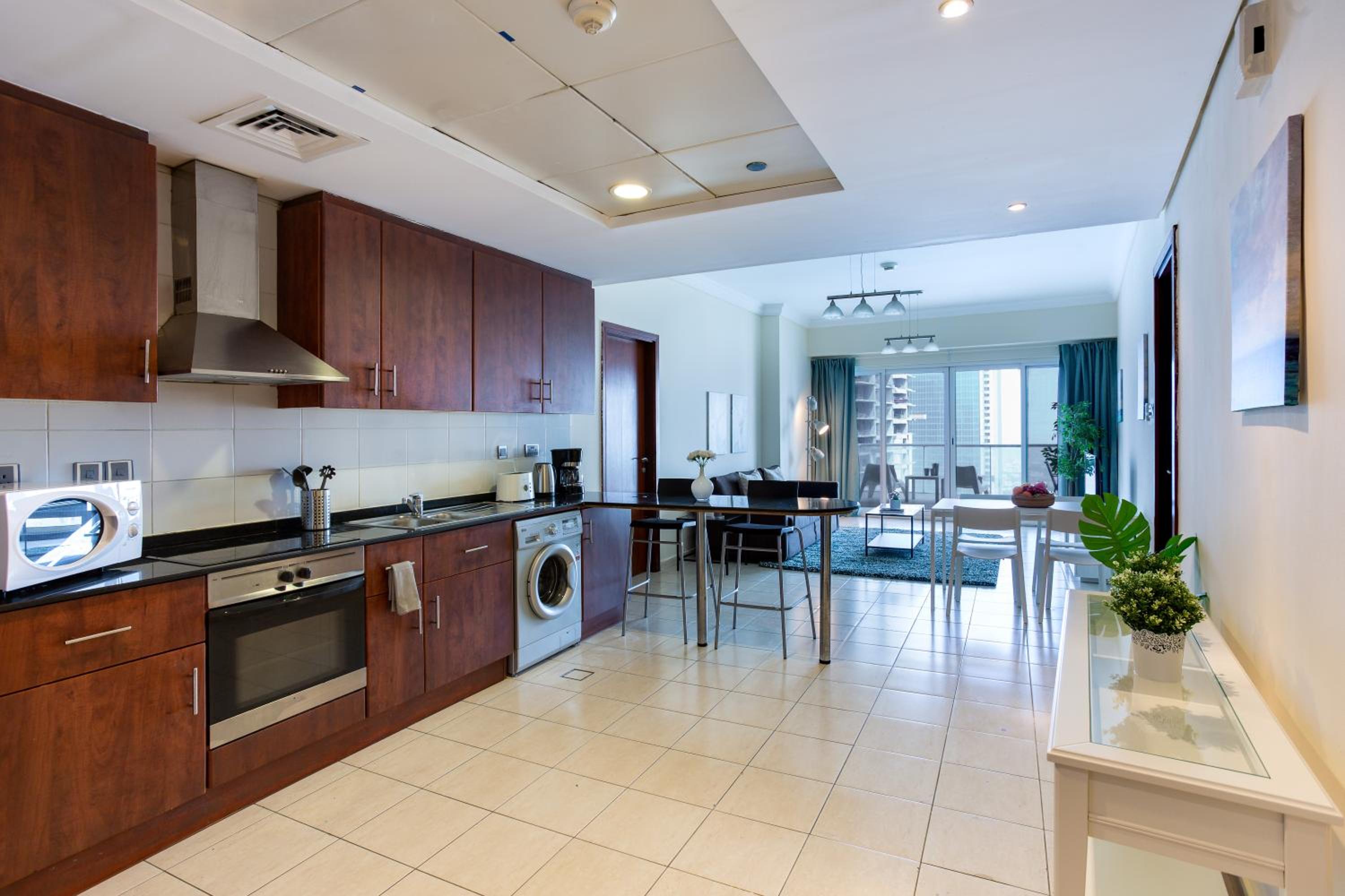 HiGuests - Superb Lake Views from this 2BR Apt in JLT