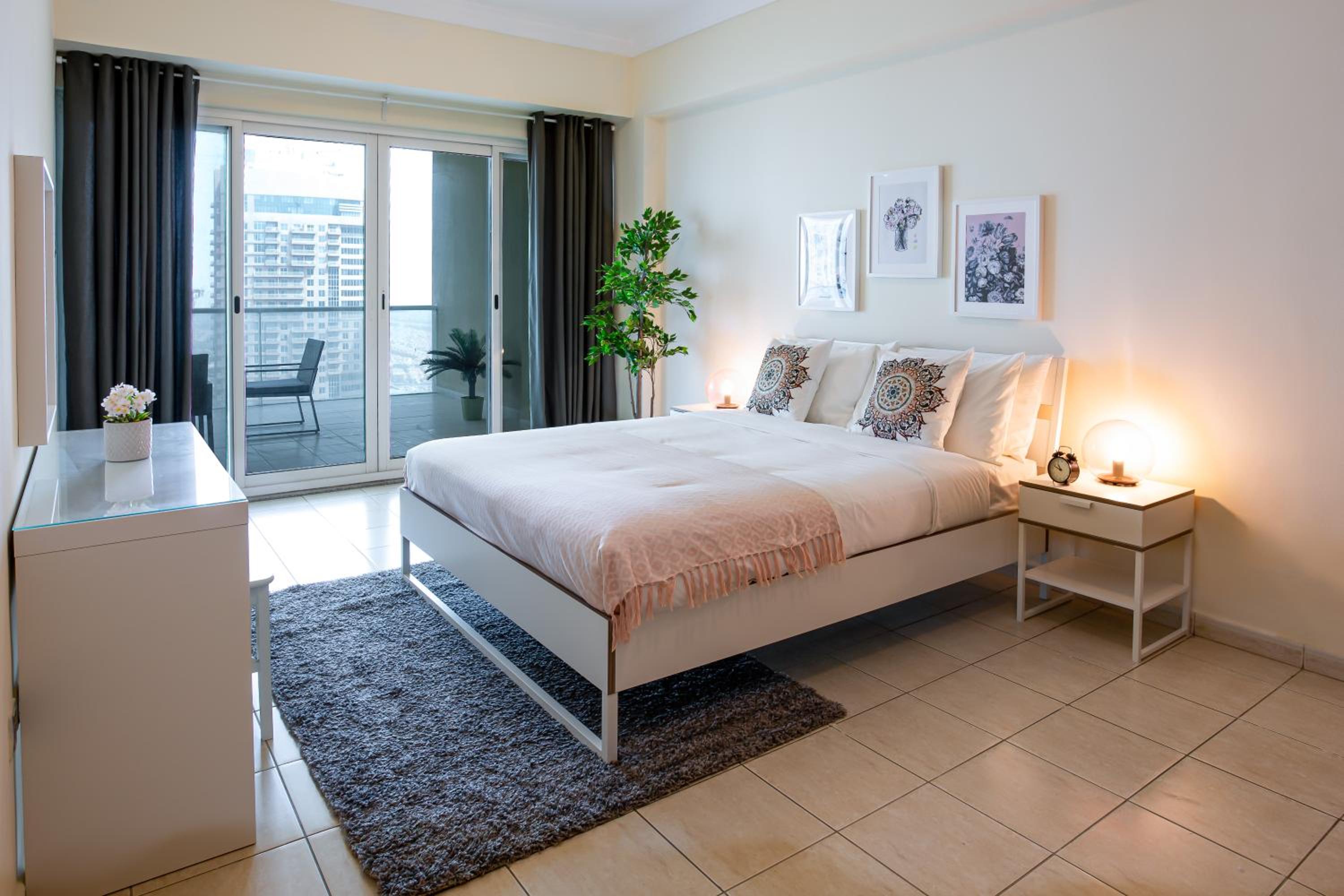 HiGuests - Superb Lake Views from this 2BR Apt in JLT