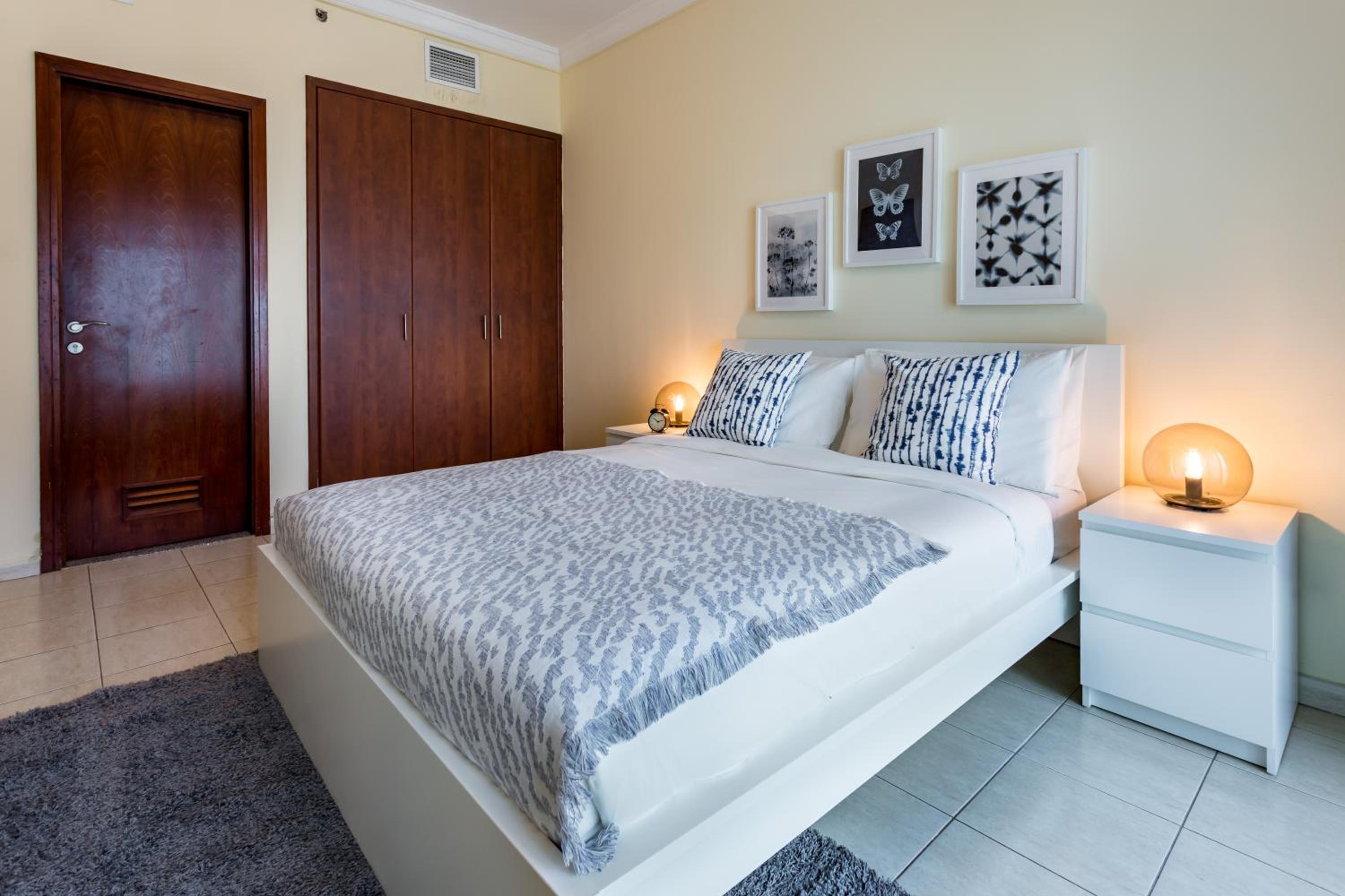 HiGuests - Superb Lake Views from this 2BR Apt in JLT