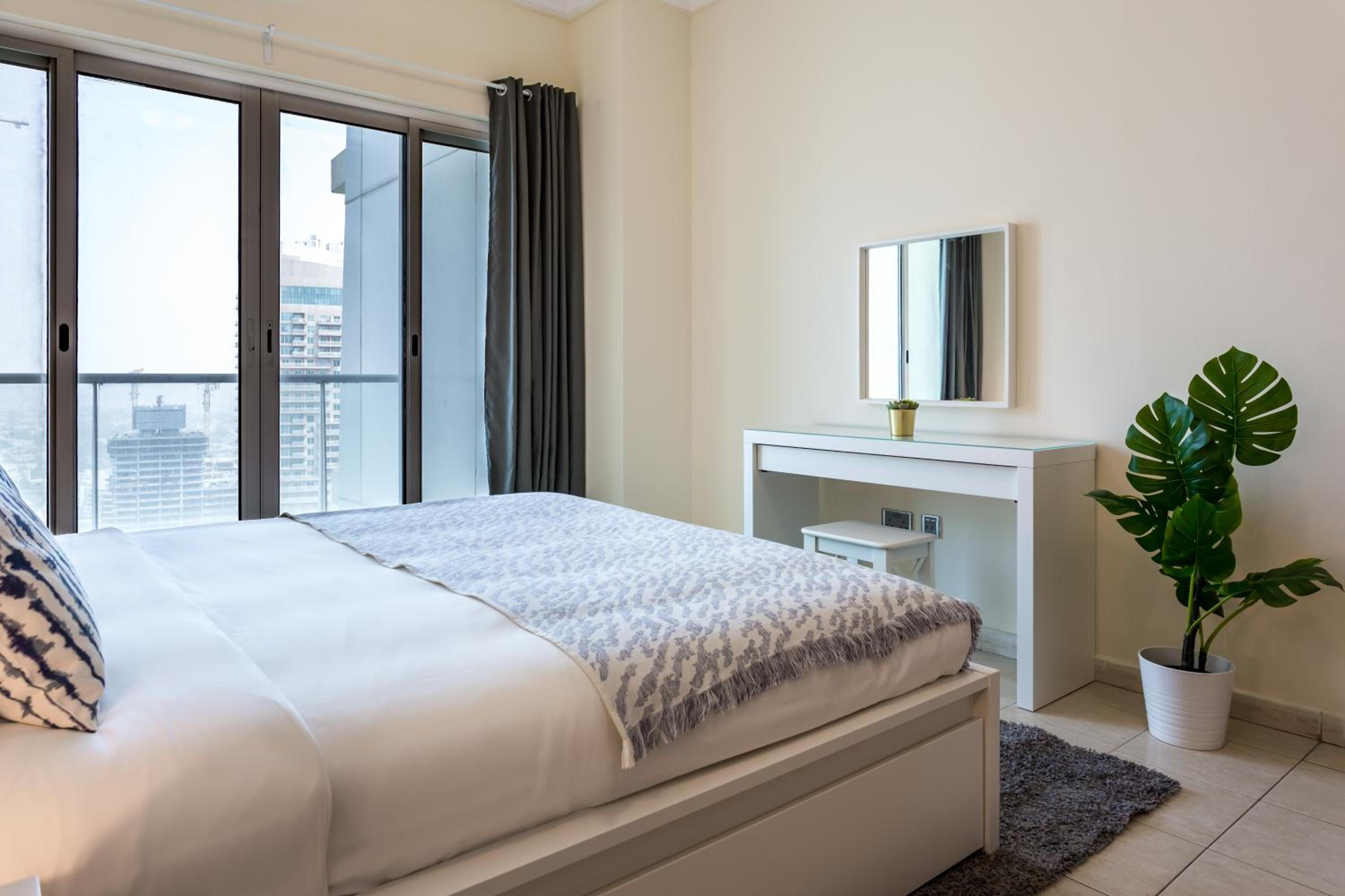 HiGuests - Superb Lake Views from this 2BR Apt in JLT