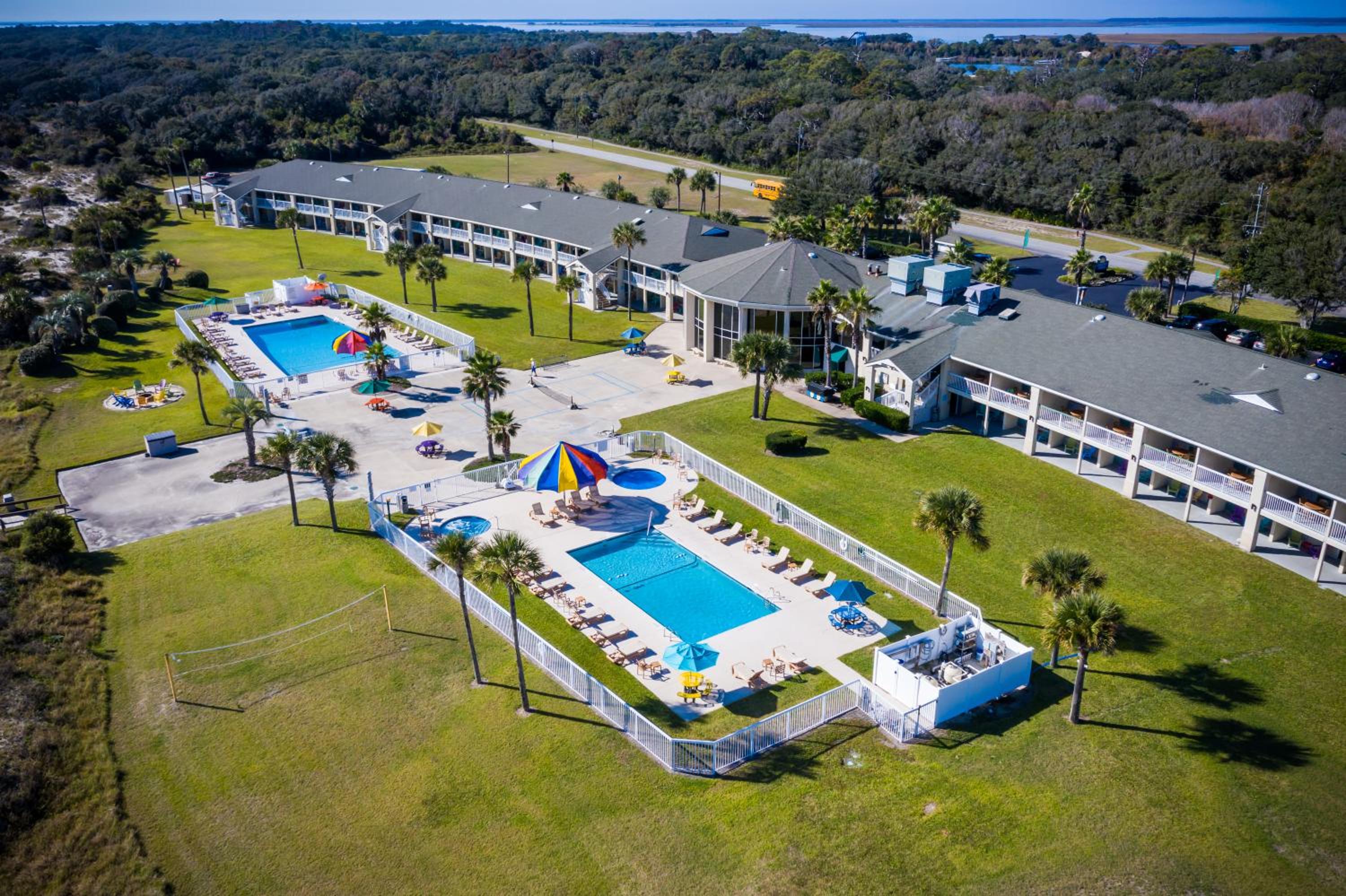 Kingsland Vacations - Days Inn  Suites by Wyndham Jekyll Island - Property Image 1