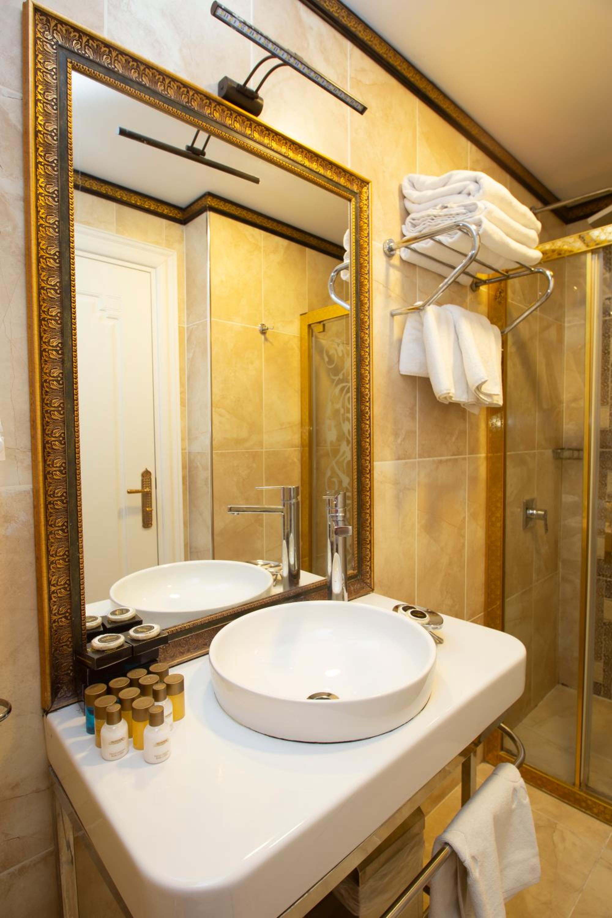 Empire Suite Hotel - Image 85