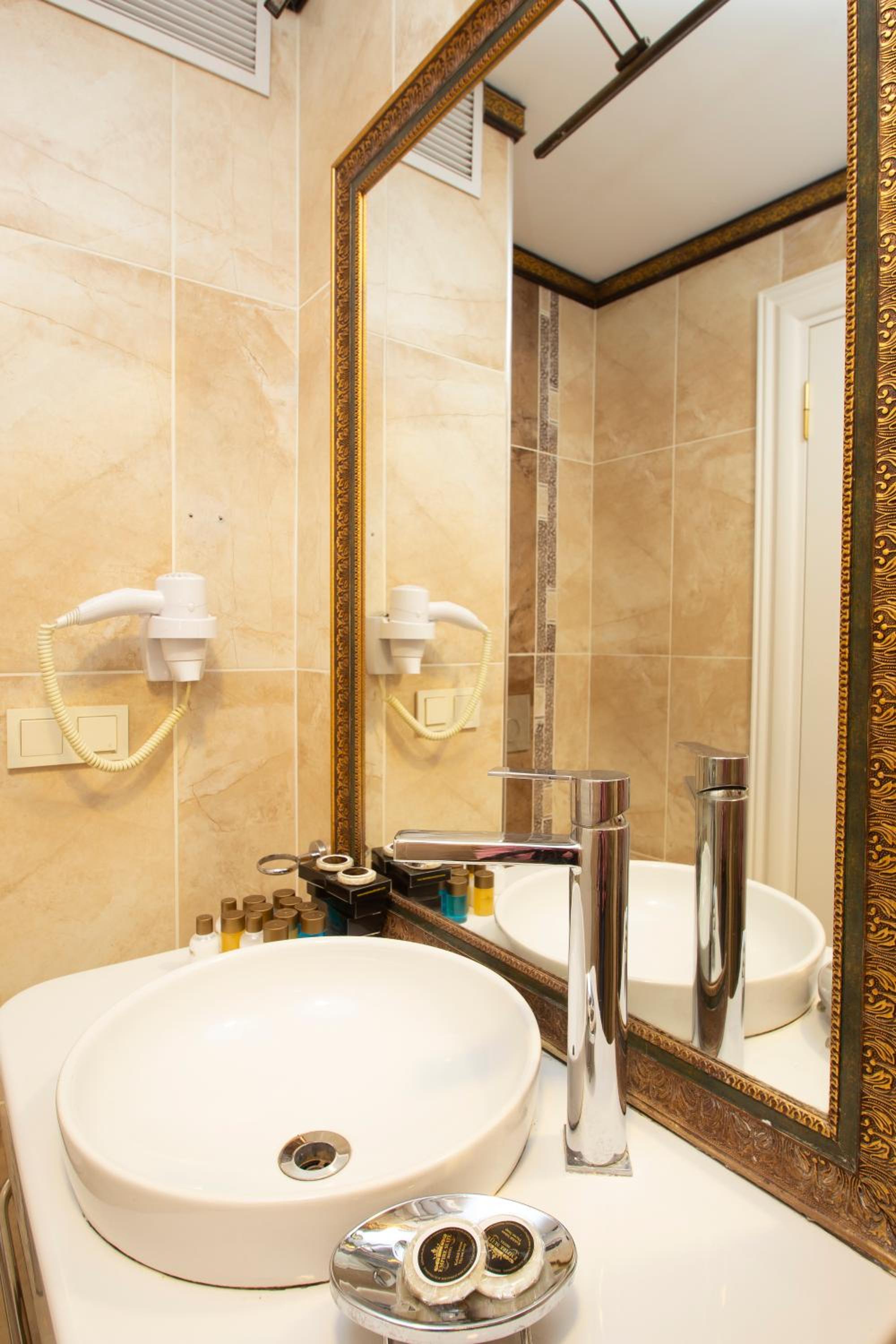 Empire Suite Hotel - Image 86