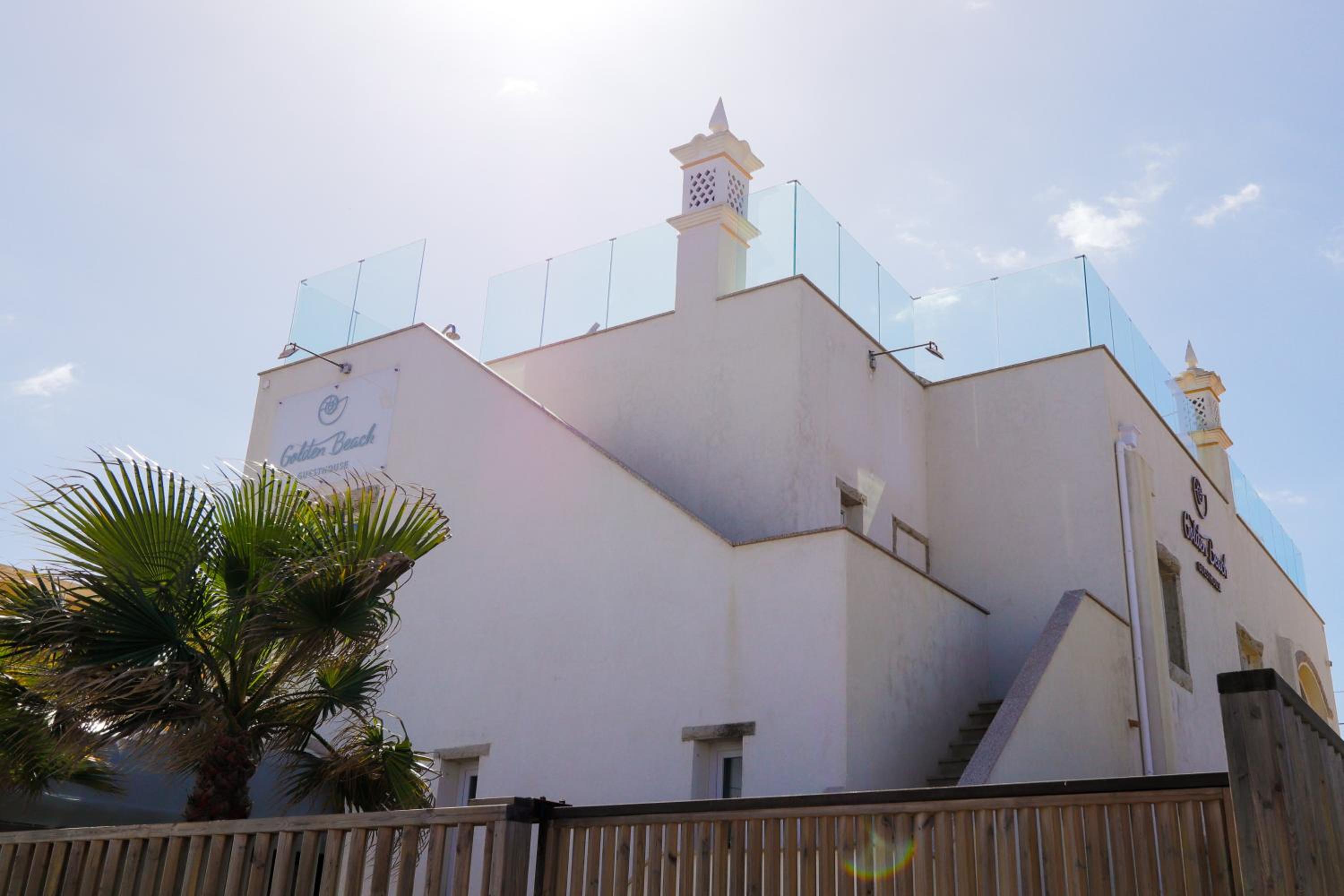 Golden Beach Guest House & Rooftop Bar