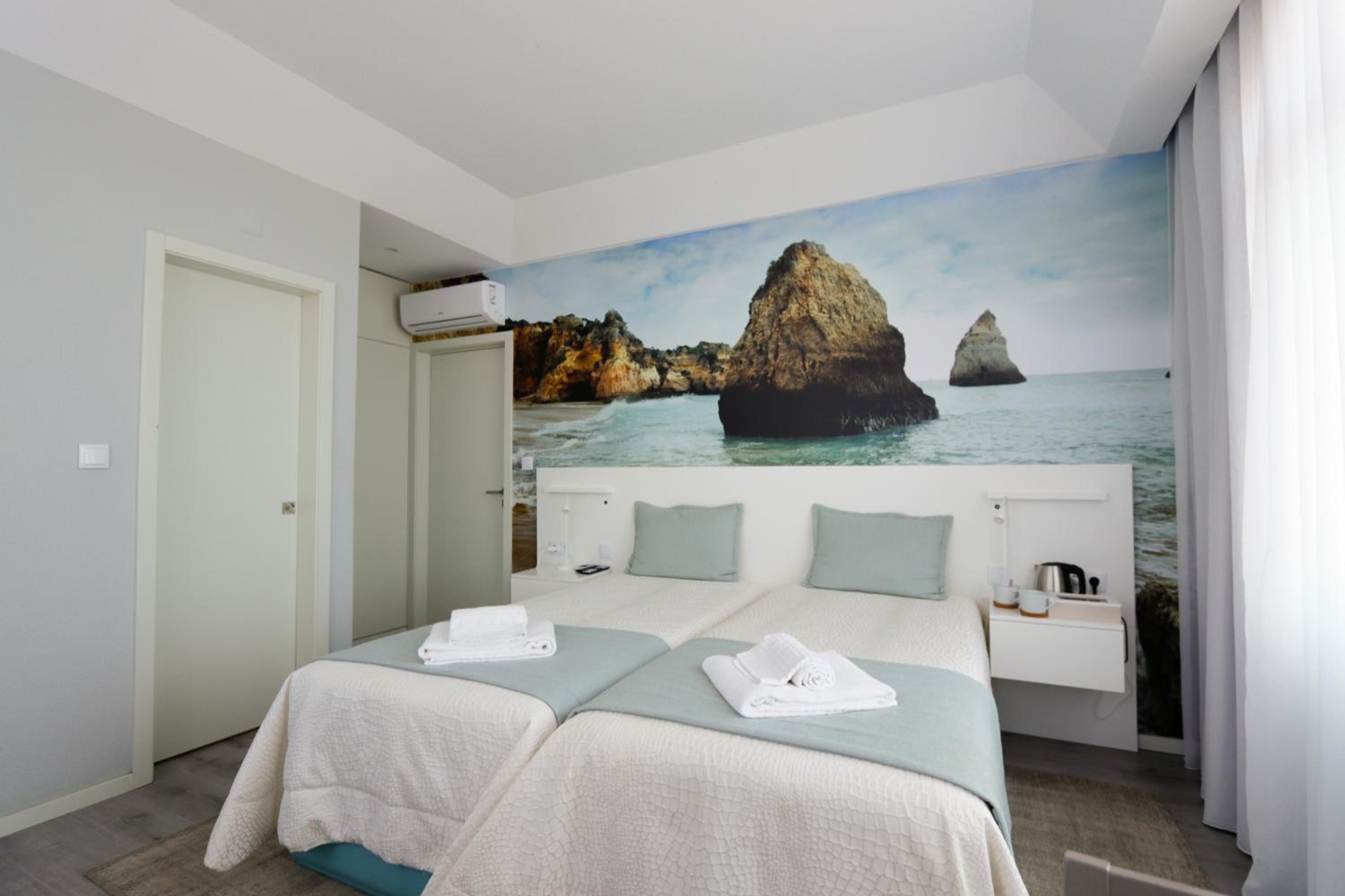 Golden Beach Guest House & Rooftop Bar