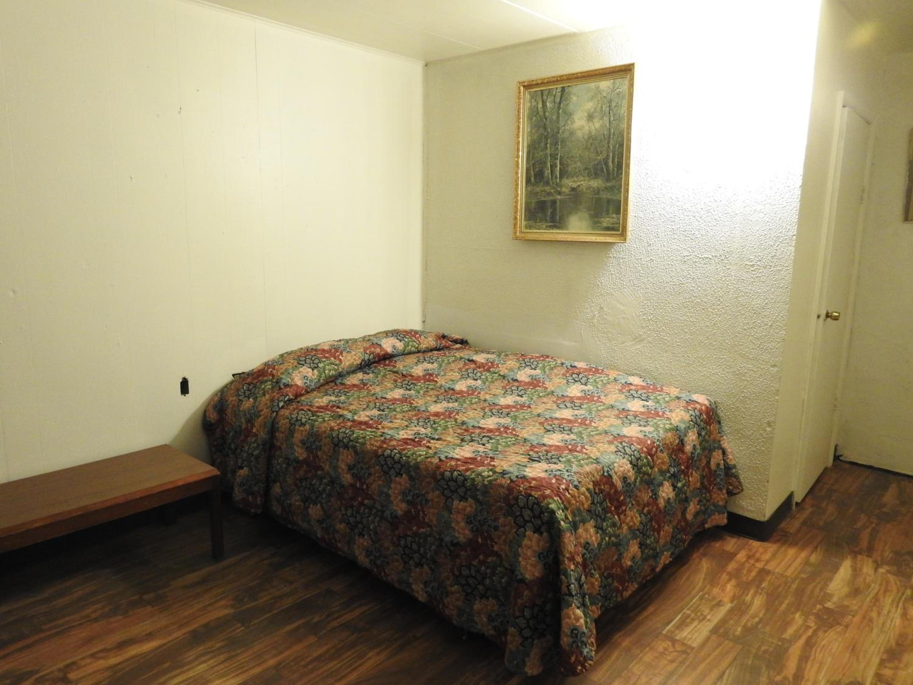 LAWRENCEBURG MOTEL view 3