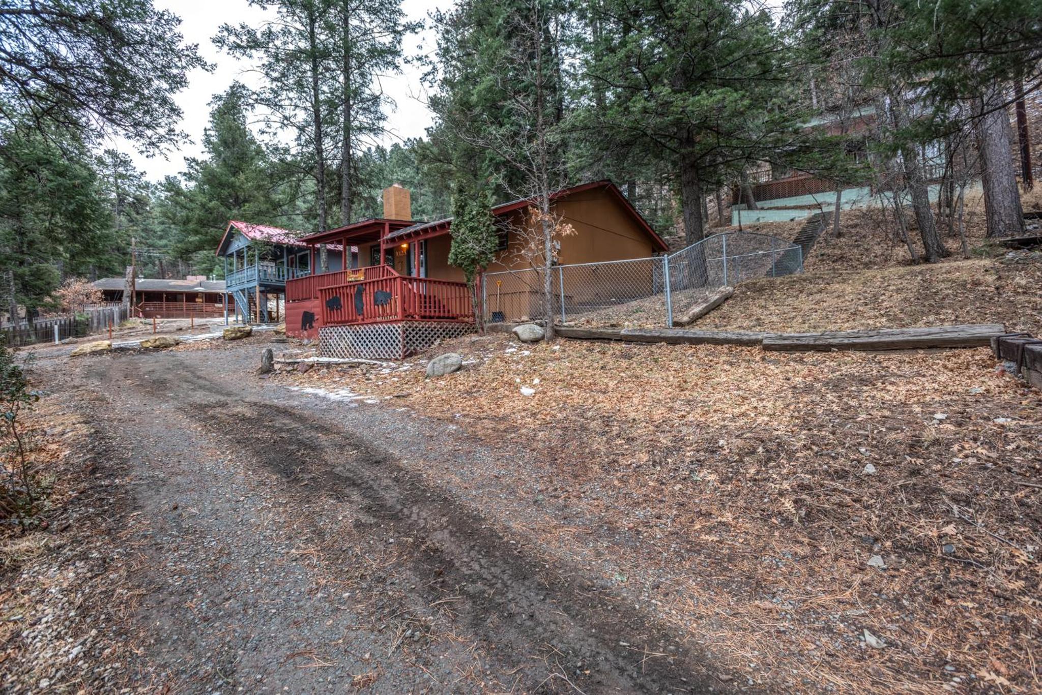 Hotel Bear Country - Upper Canyon Hot Tub cabin with fire table - Image 1